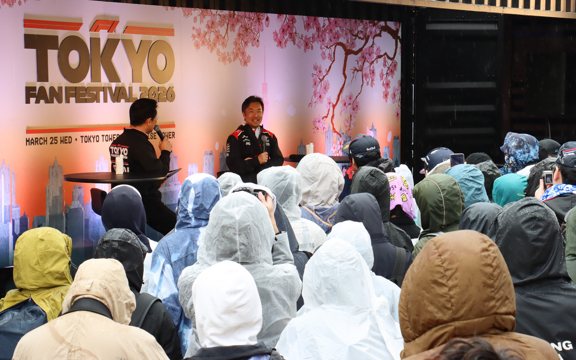 イベントスタート前から雨が降るコンディションでも多くのファンがトークショーに足を運んだ