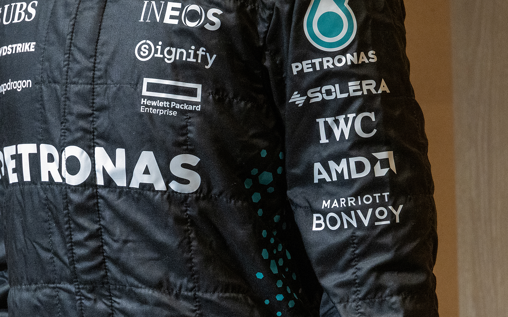 左腕にMarriott Bonvoyのロゴが入っている