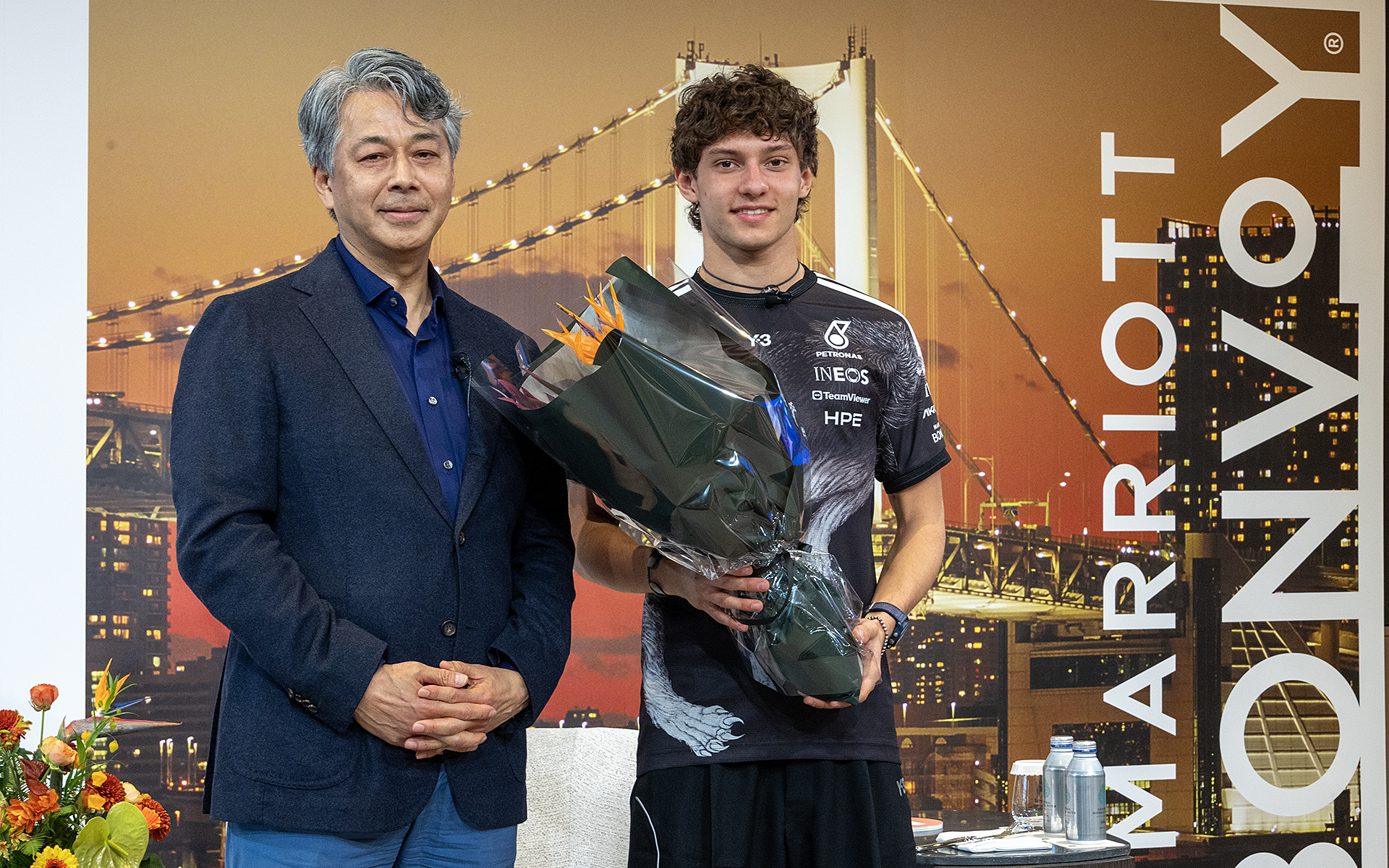 田中氏より歓迎の花束を渡されたキミ・アントネッリ選手