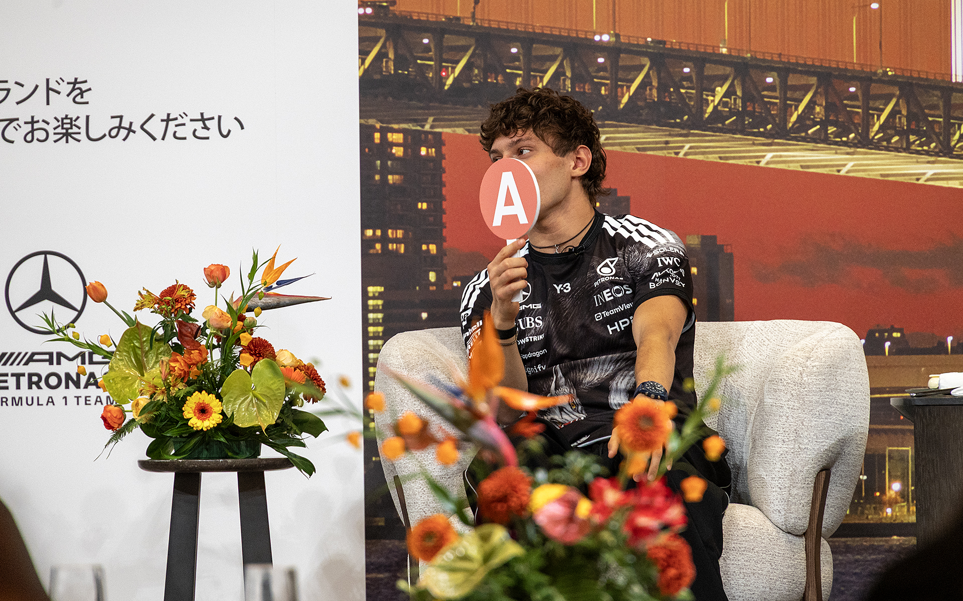 旅のスタイルに関する質問に対して2択で回答する場面もあった。バラエティー番組のような札を持つキミ・アントネッリ選手。なかなか見られないシーンだ