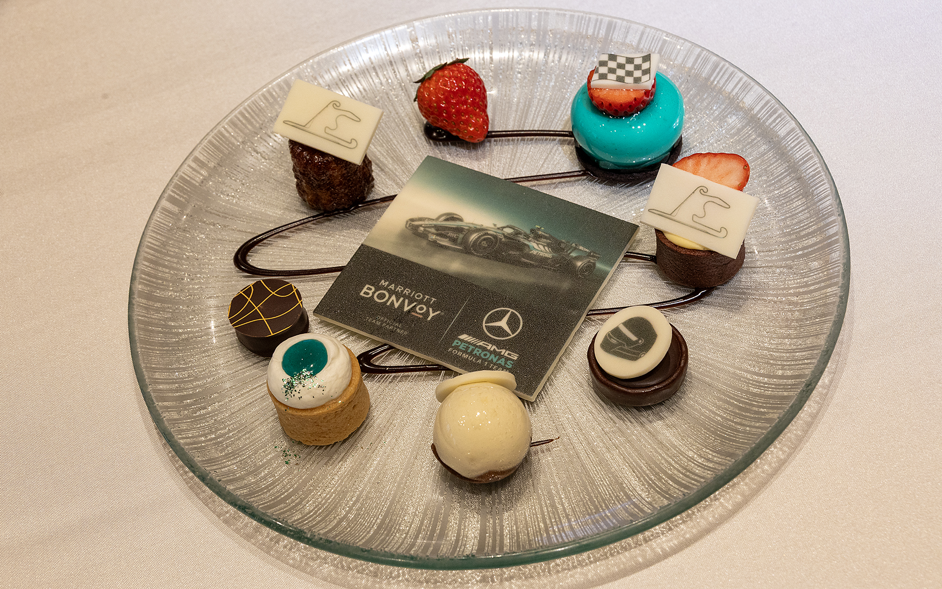 このイベントで用意されたデザートセレクション。右上から「白苺のムース」「苺のタルト」「ヘーゼルナッツチョコレートクリーム」「フロマージュブランムース」「ブルーベリータルトレット」「パレドール」「カヌレ」「苺」