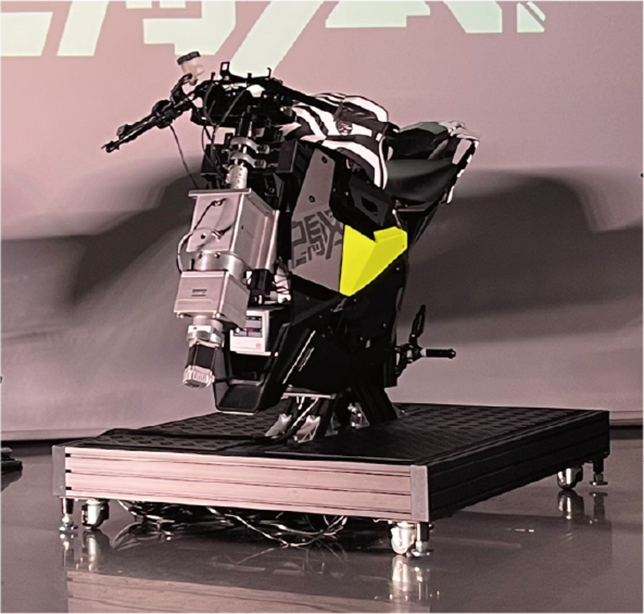 バイクシミュレーター「2X ORIGIN_ZERO」で筑波サーキットを走れる