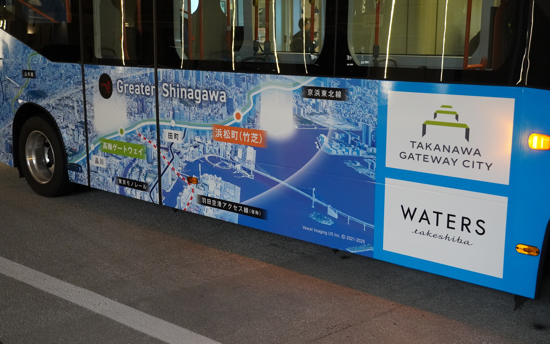 側面はTAKANAWA GATEWAY CITYを広報するラッピング