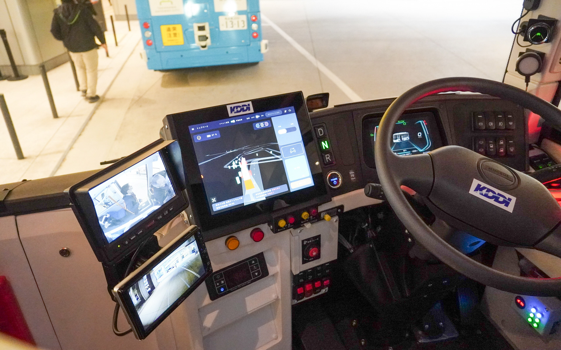 運転席はメーターパネルの左横の画面がタッチパネルで自動運転操作をする