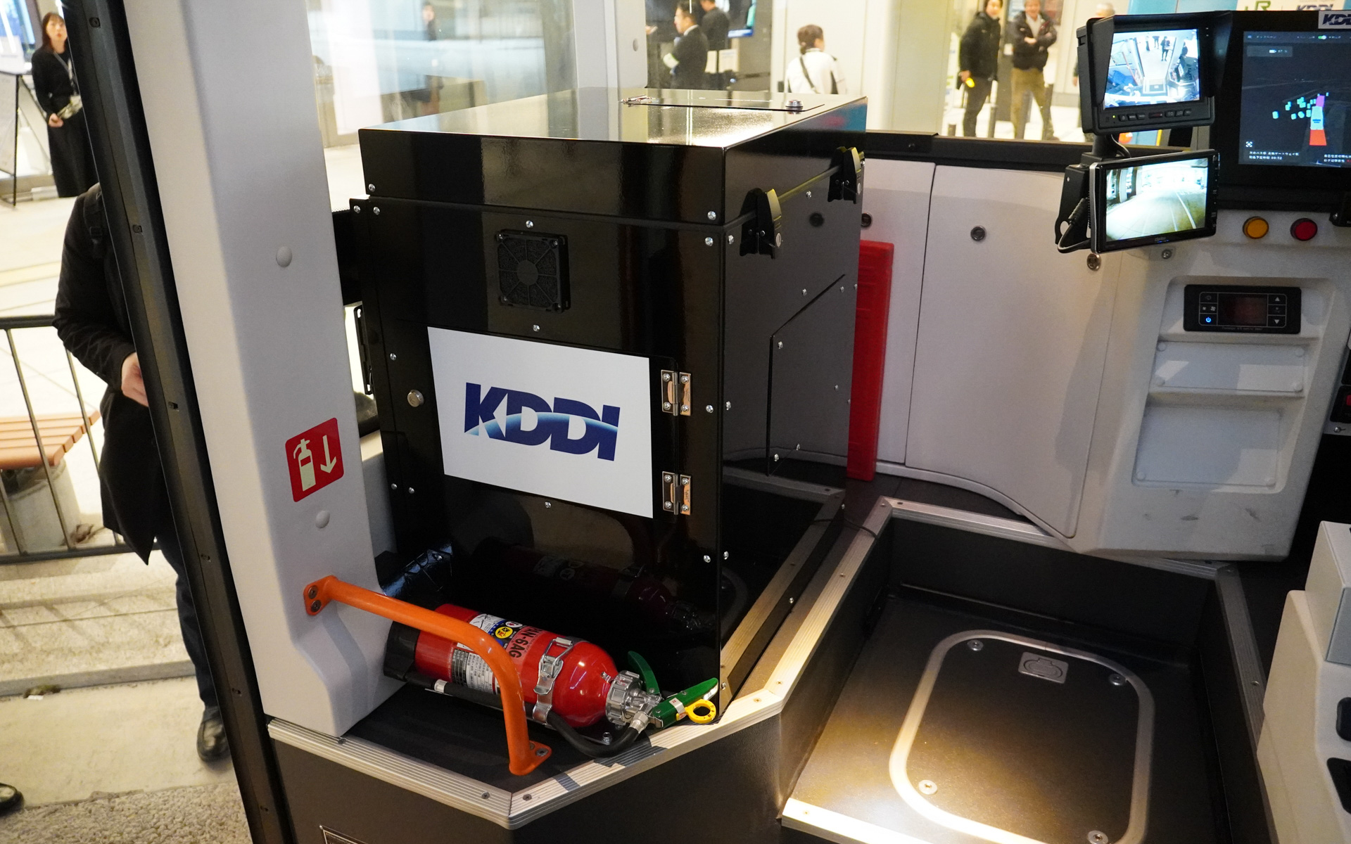 自動運転に関わる機器類はこちらに収納