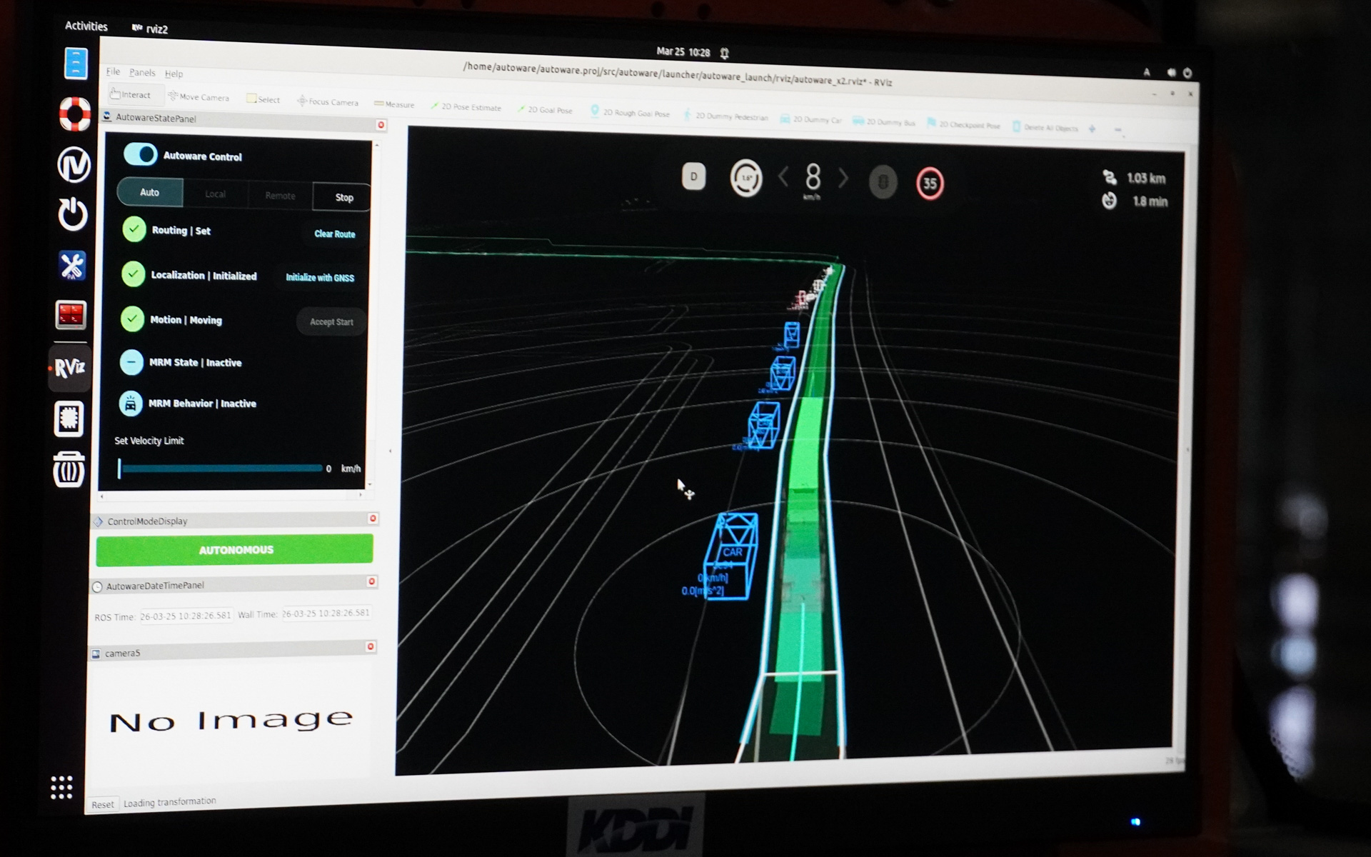 路上を走行中。路上駐車の車両を認識して避けながら、定められた緑色の線を走行していく
