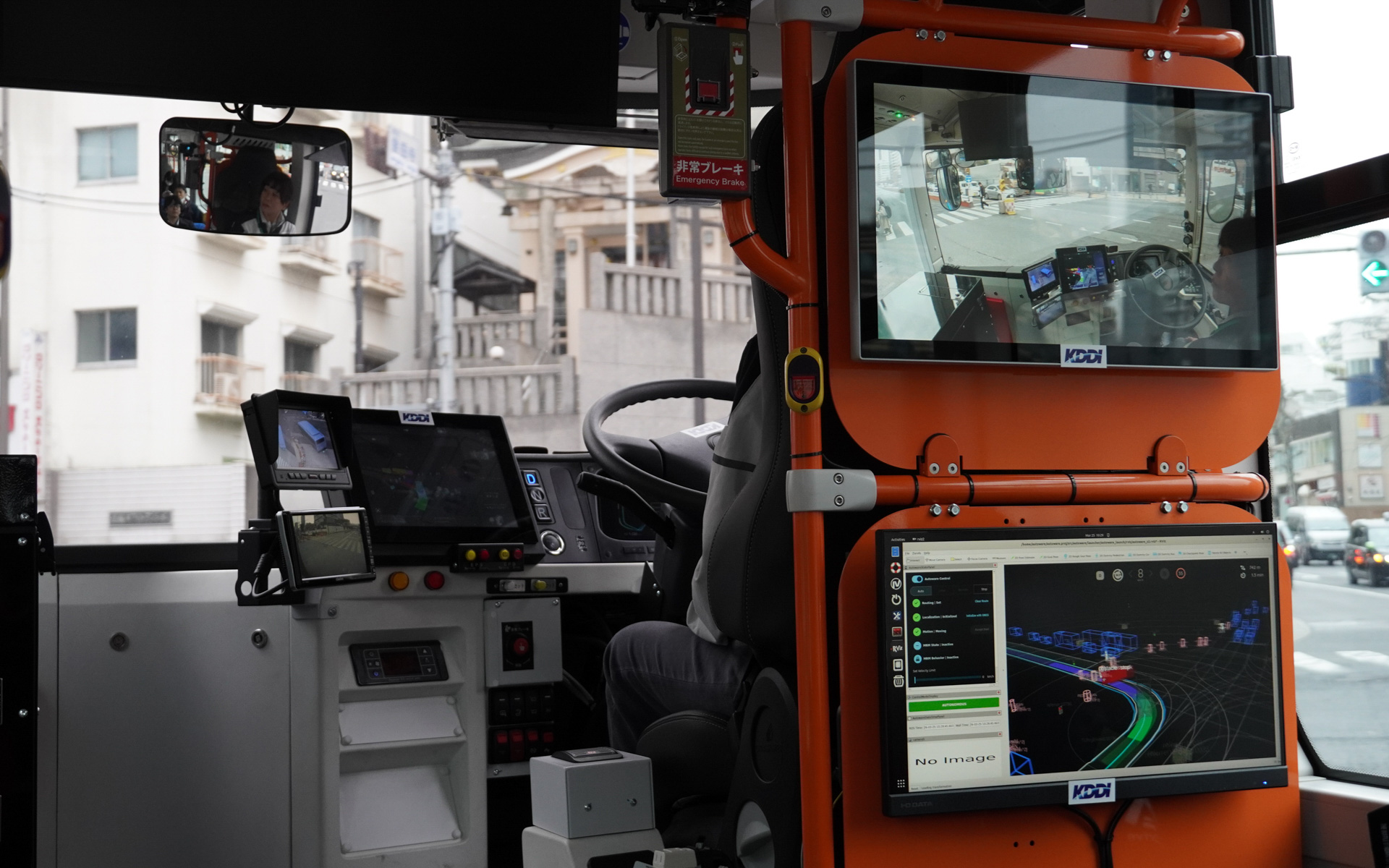 交差点で左折中。横断歩道の歩行者が渡り終わるのを自動で待っていて、歩行者も認識している