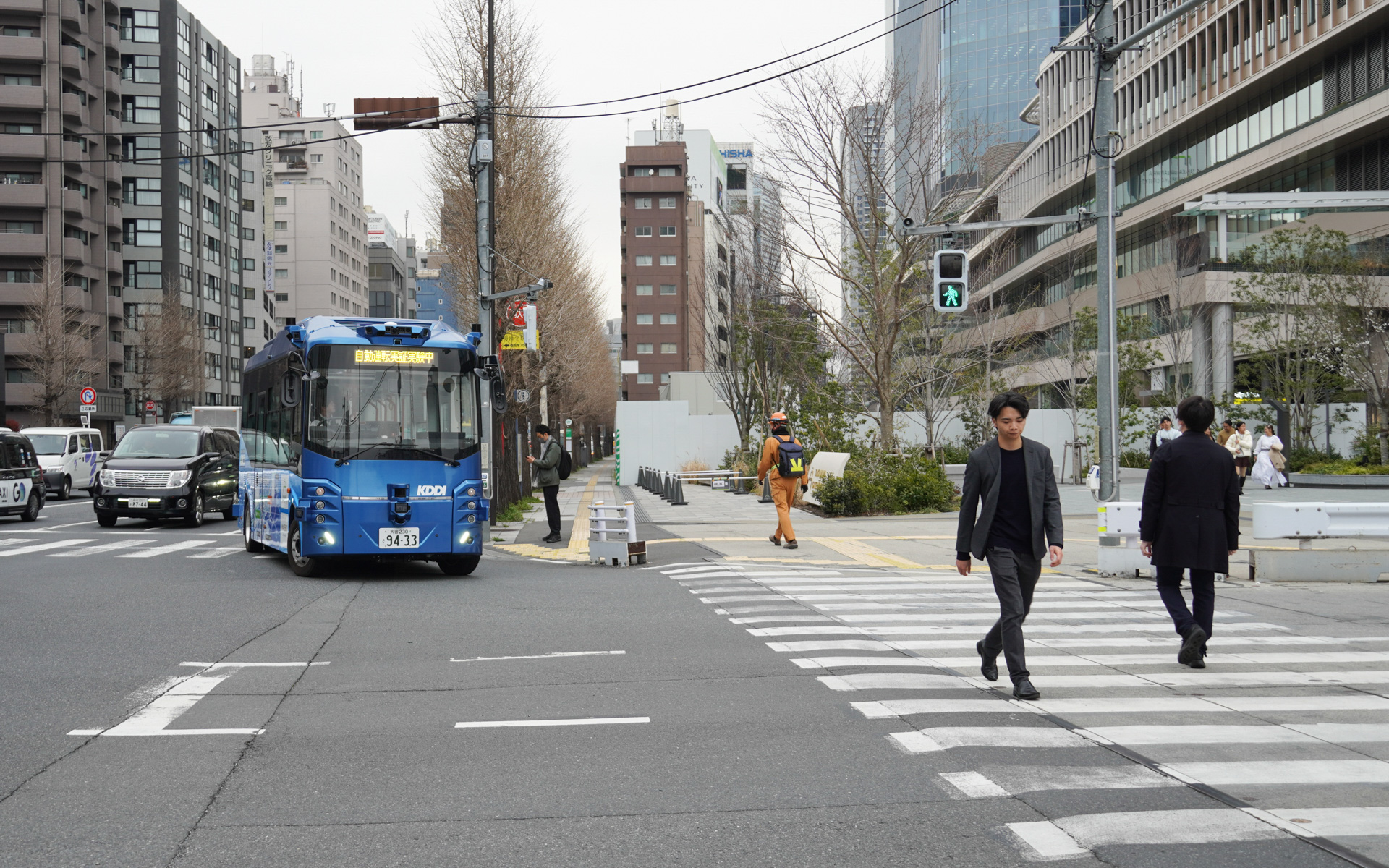 第一京浜からTAKANAWA GATEWAY CITY側に左折する。歩行者の横断を停止して待っている