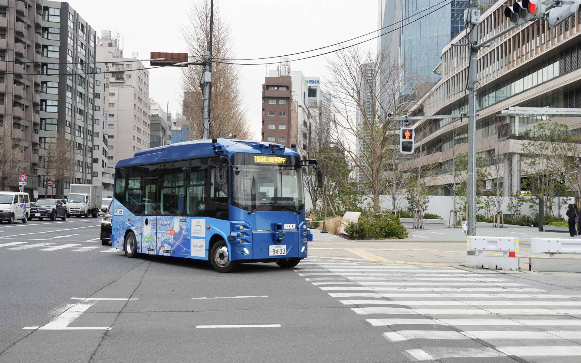 歩行者がいなくなると走行を再開