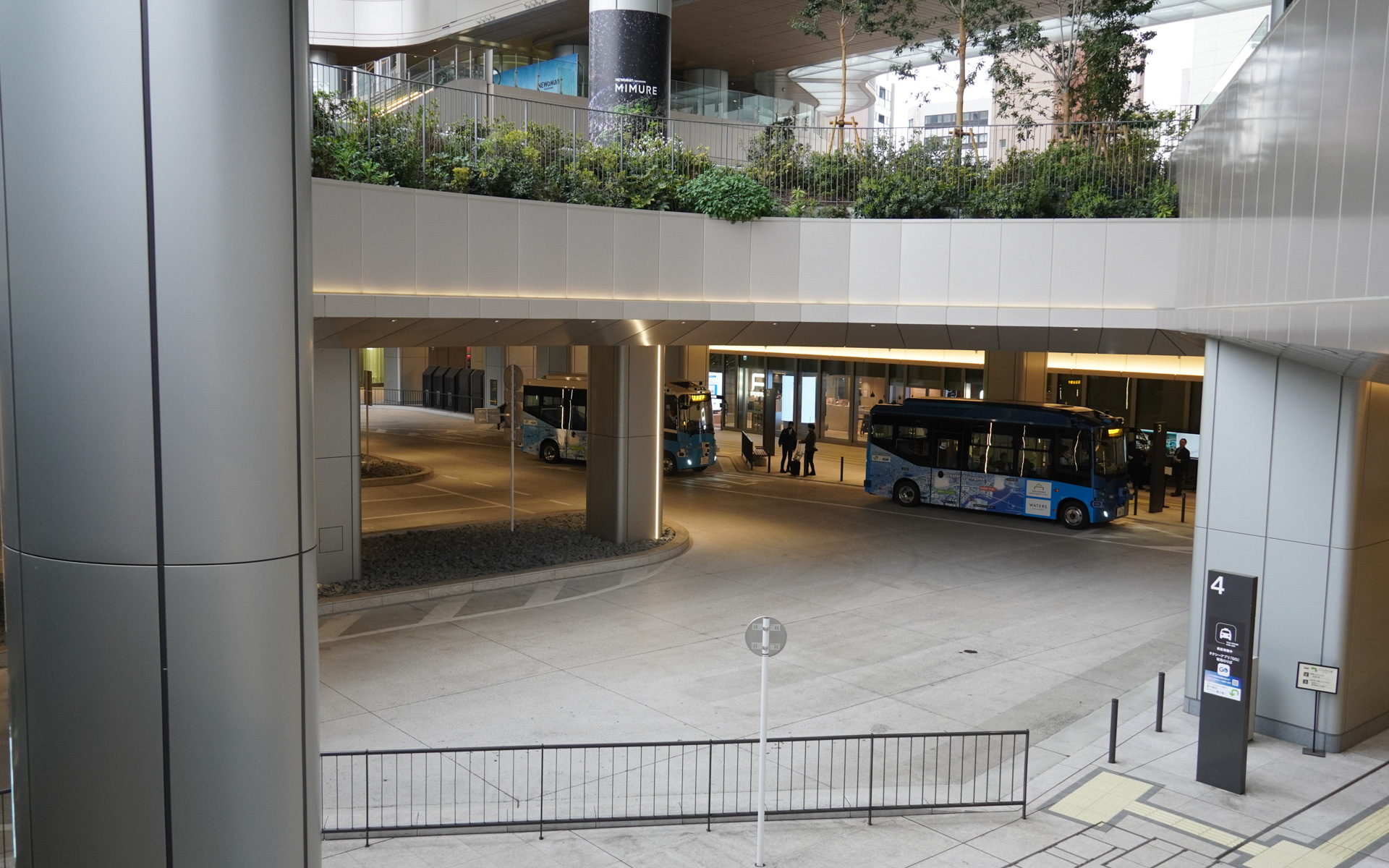 発着点はTAKANAWA GATEWAY CITYのTHE LINKPILLAR 1のSOUTHとNORTHの中間にあるロータリーで、高輪ゲートウェイ駅からすぐのところ