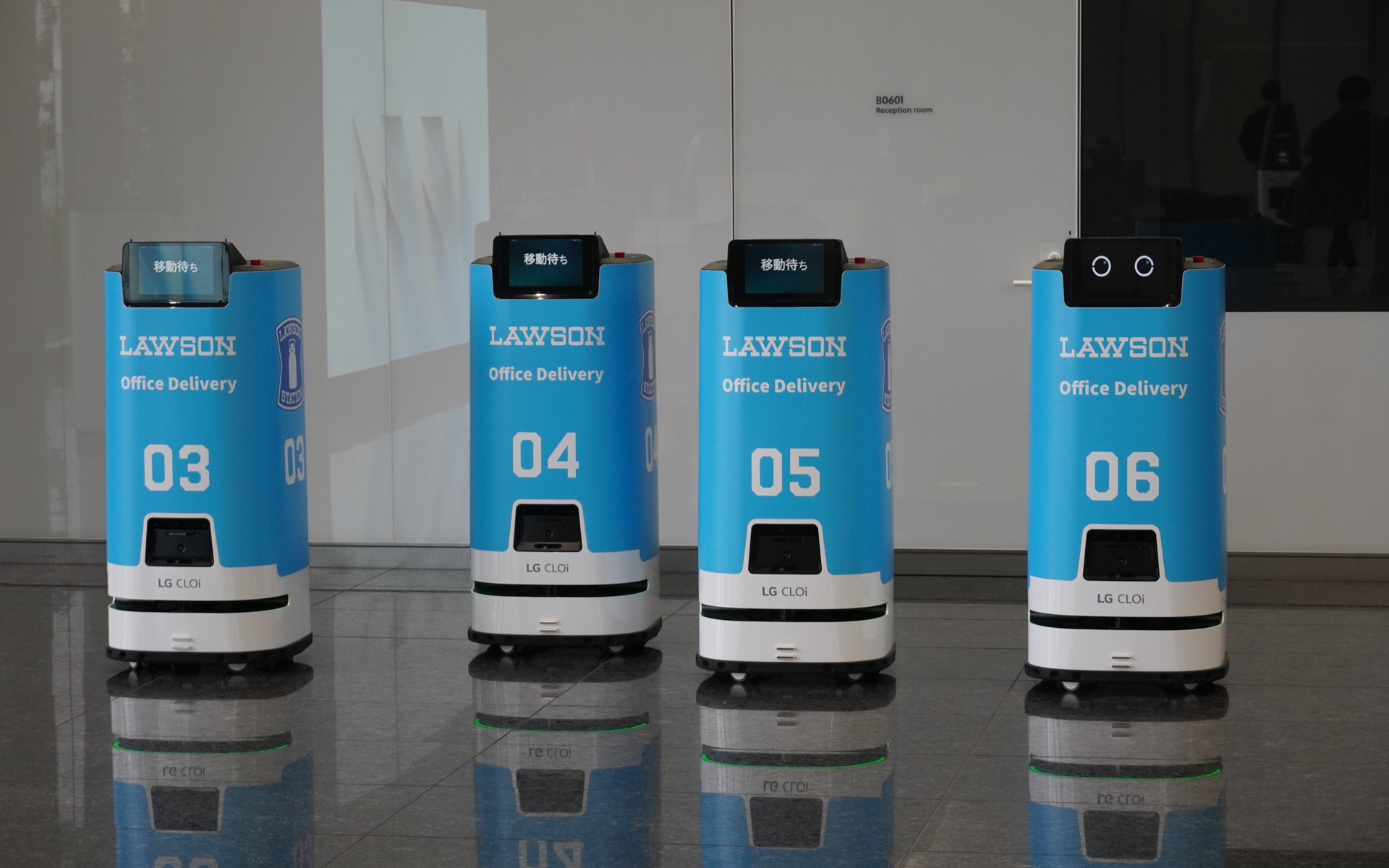 TAKANAWA GATEWAY CITYにあるKDDIのオフィスにはローソンの自動配達がある。注文するとローソンで商品を積み込み、セキュリティゲートを通過し、エレベーターに乗って注文者の席まで届けてくれる