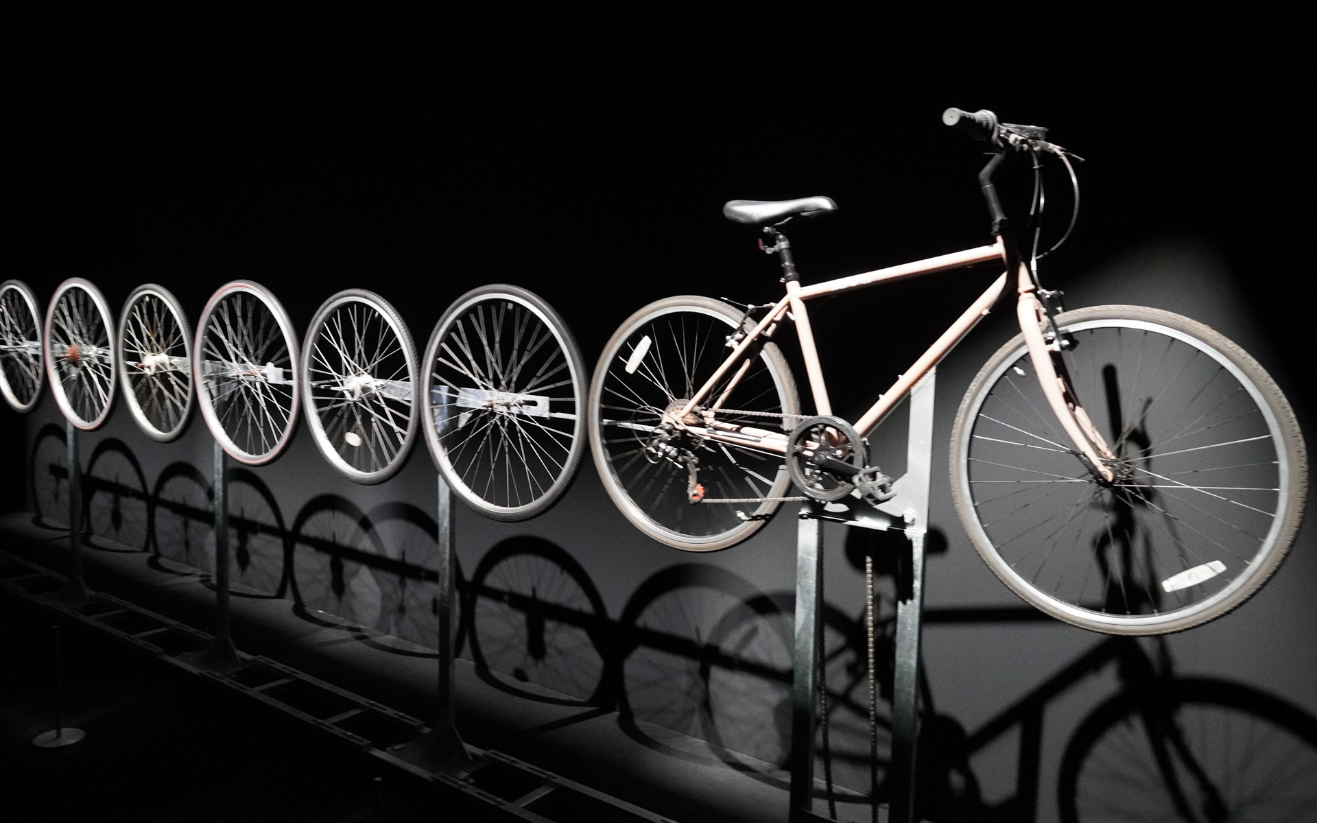 「ぐるぐる展」に展示のアート作品、東弘一郎氏の『自連車 Eight Wheels』