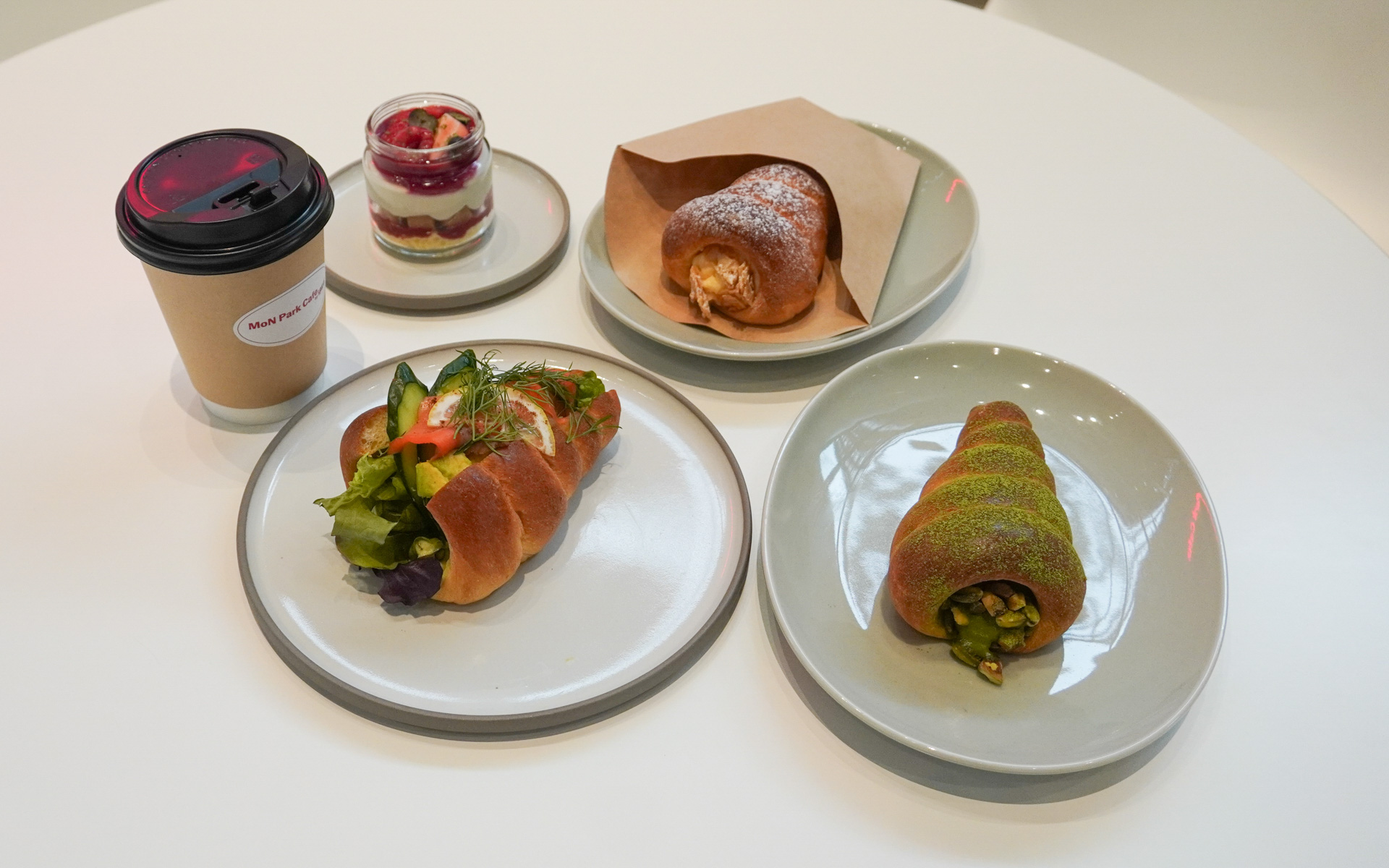 MoNパークカフェでは、スパイラルをイメージしたコロネが楽しめる