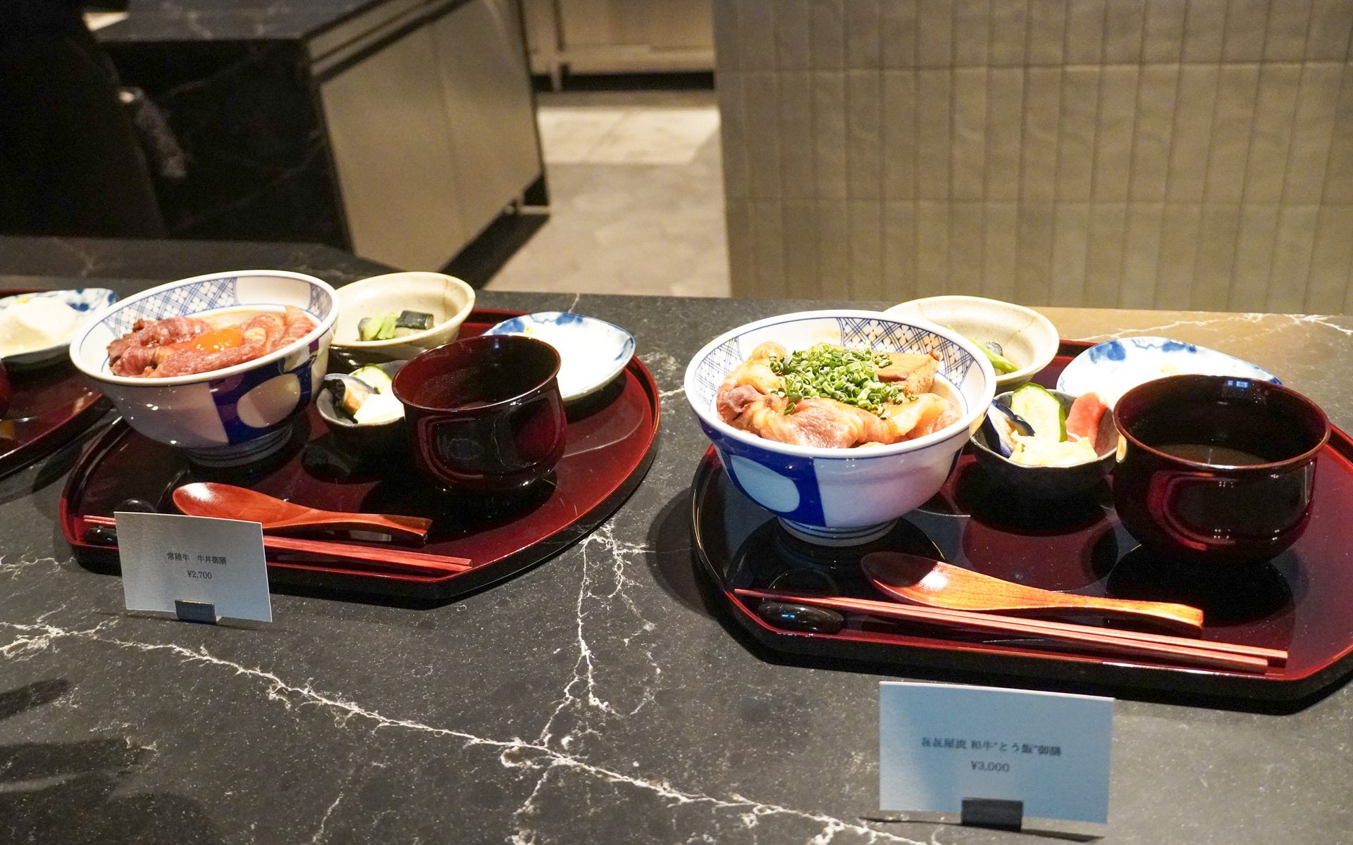 3階の中央の巨大バーカウンターで楽しめる牛丼 㐂㐂屋の至高の牛丼