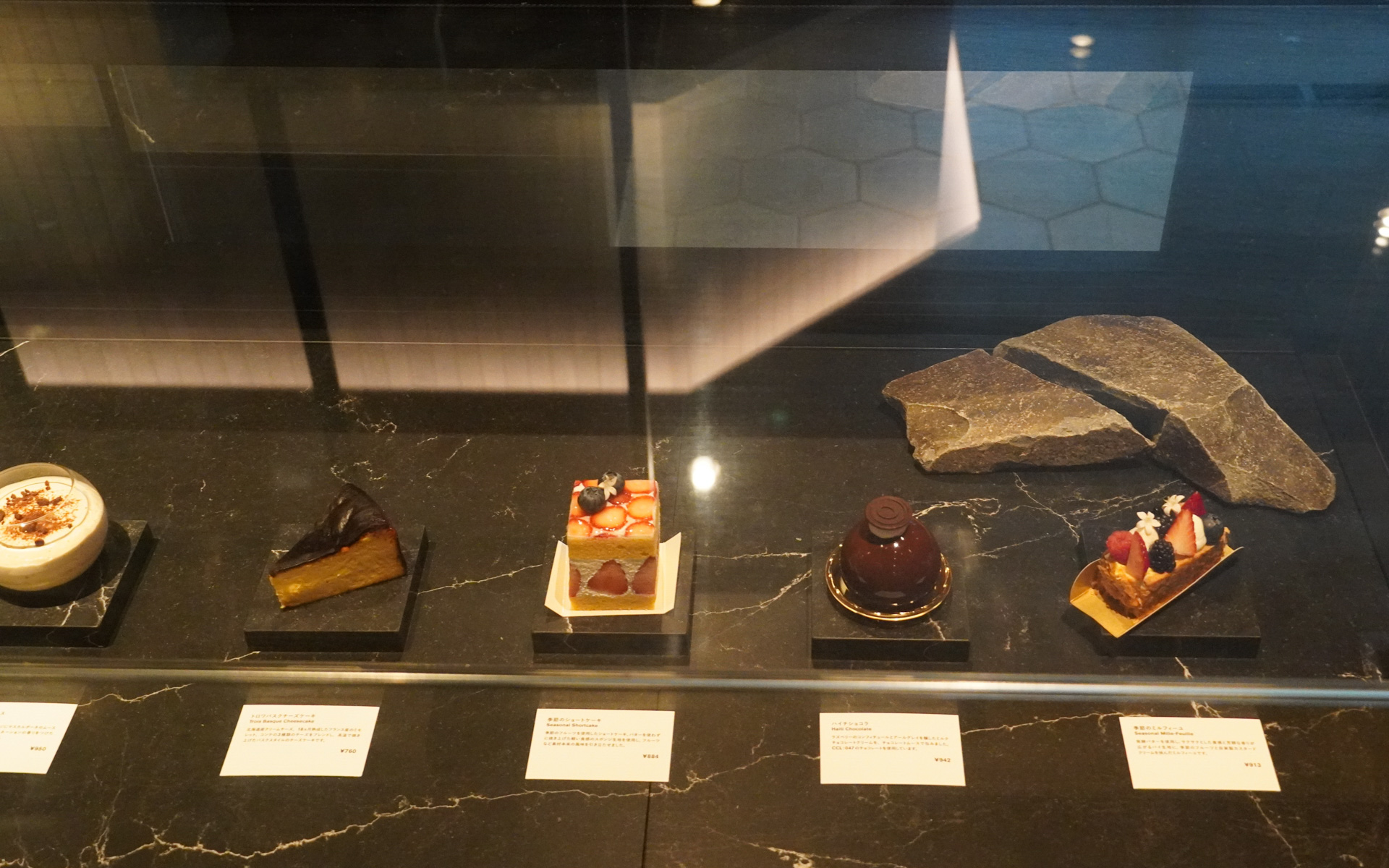 美味しそうなドルチェもずらりと並ぶ