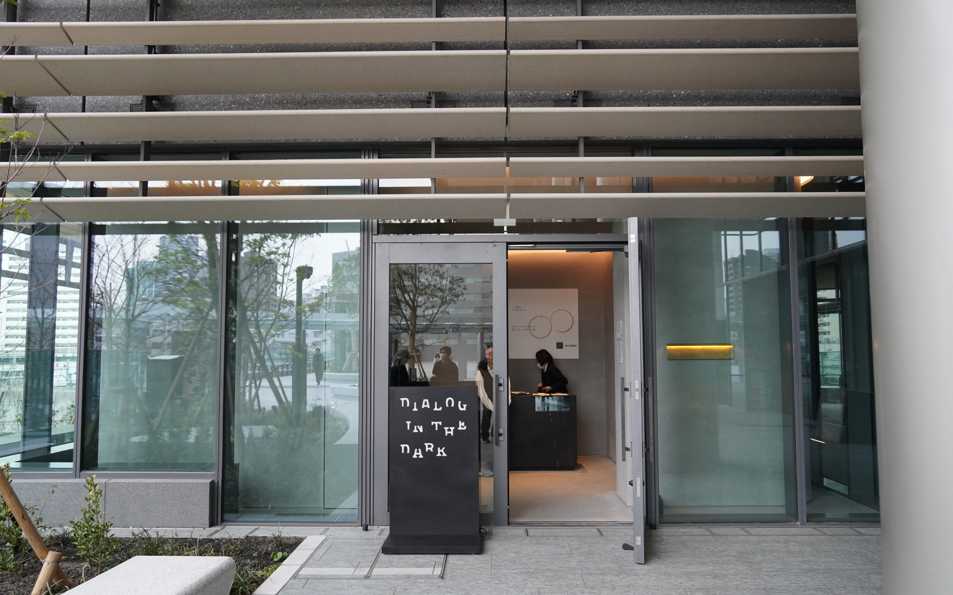 暗闇でコーヒーを味わう「Dialog in the Dark 5-1=∞ Lab.」