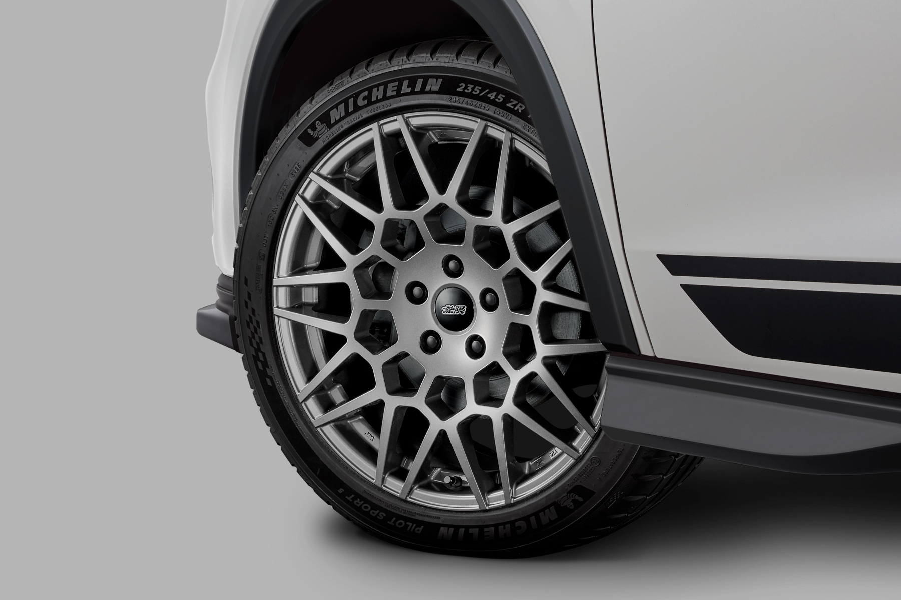 新製品の19インチアルミホイール「CU20」は1本7万1500円