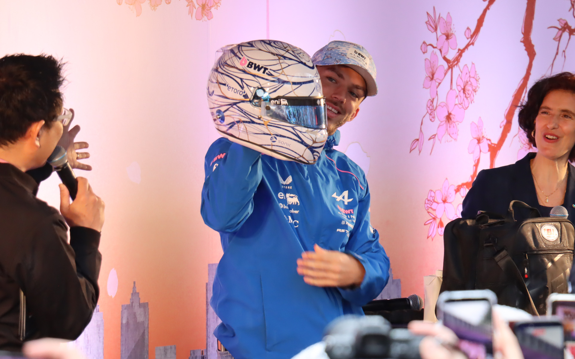 ガスリー選手がF1日本グランプリで着用する特製ヘルメット。披露されると会場から大きな歓声が上がった