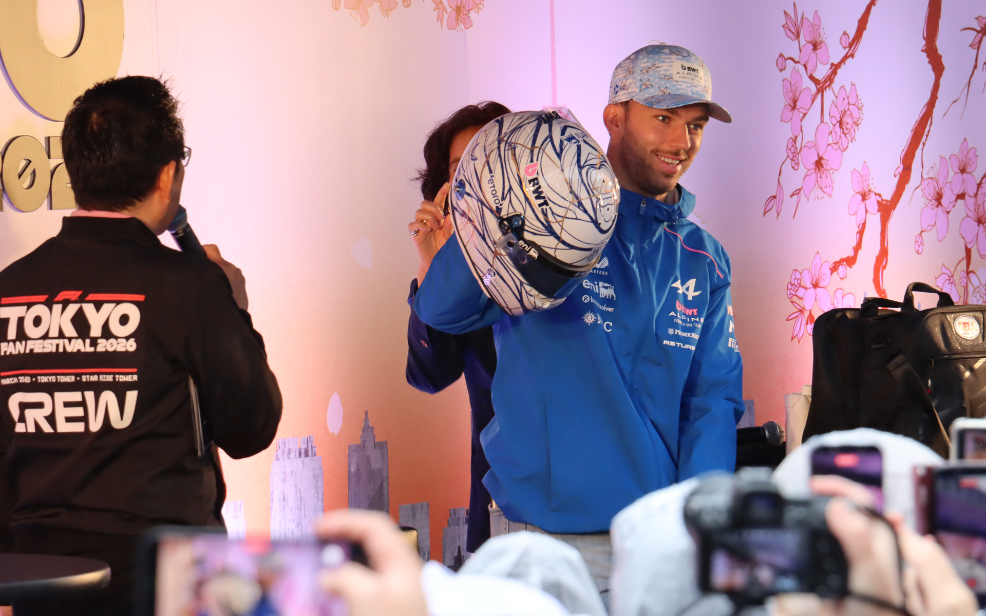 日本の「金継ぎ」をモチーフとして、ゴールドのラインが施されている