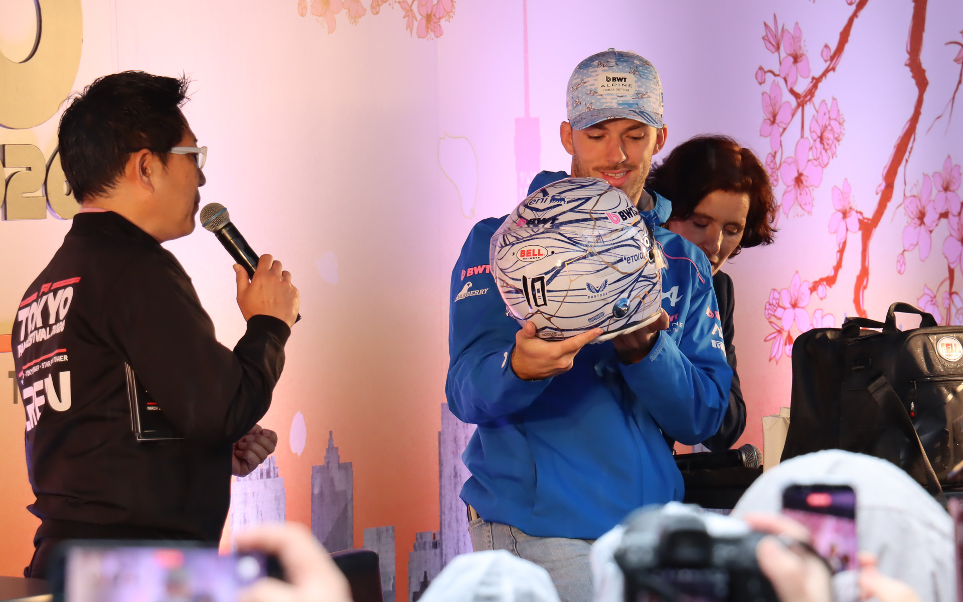 日本の「金継ぎ」をモチーフとして、ゴールドのラインが施されている