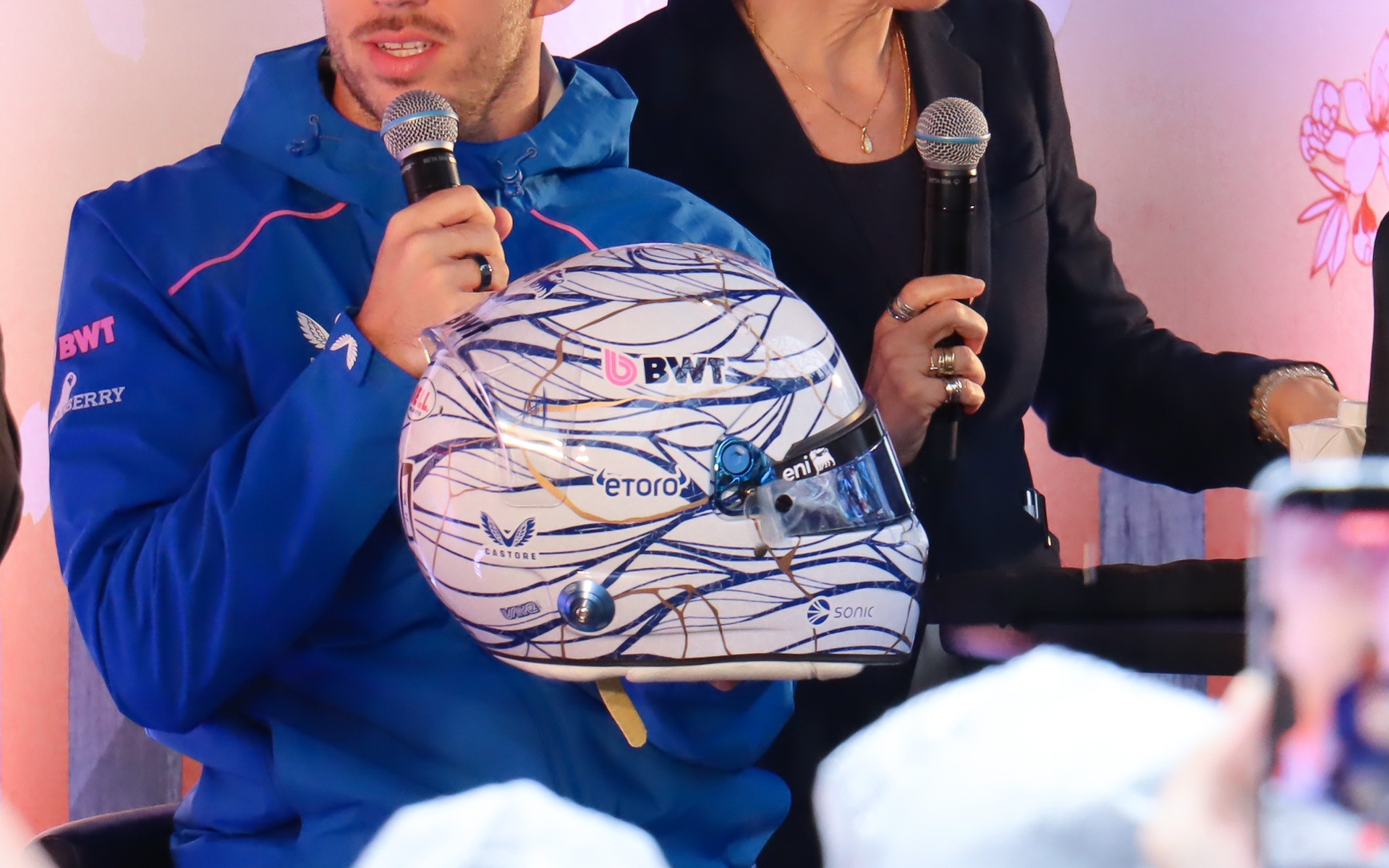 ヘルメットは白地に青い模様が入り、金継ぎをイメージしたゴールドのラインが組み合わされている