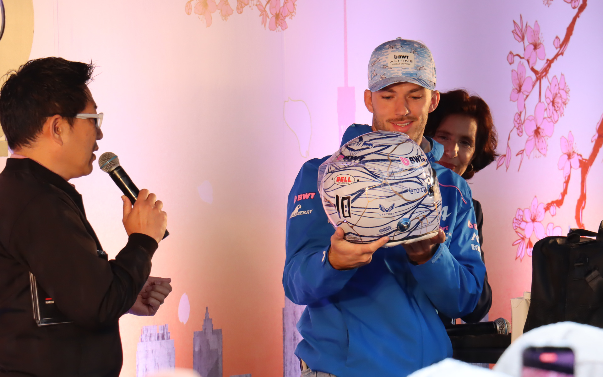 特製ヘルメットのデザインについて説明するガスリー選手