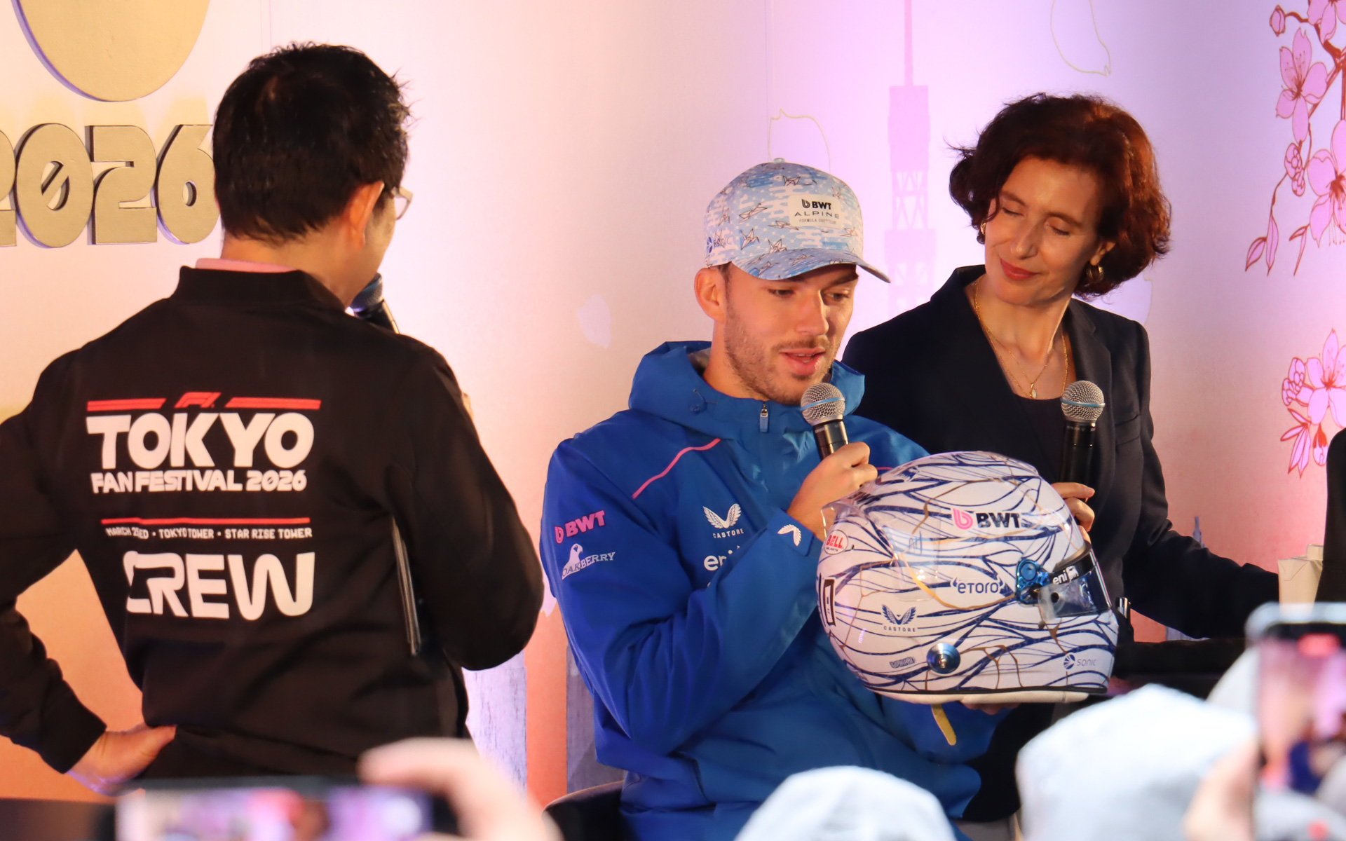 特製ヘルメットのデザインについて説明するガスリー選手