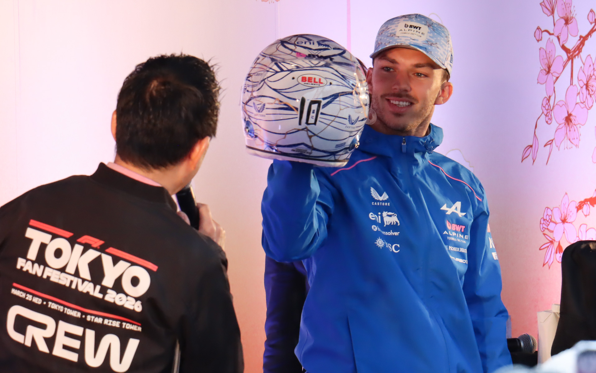 ピエール北川氏も興味深そうにヘルメットのデザインを見ていた