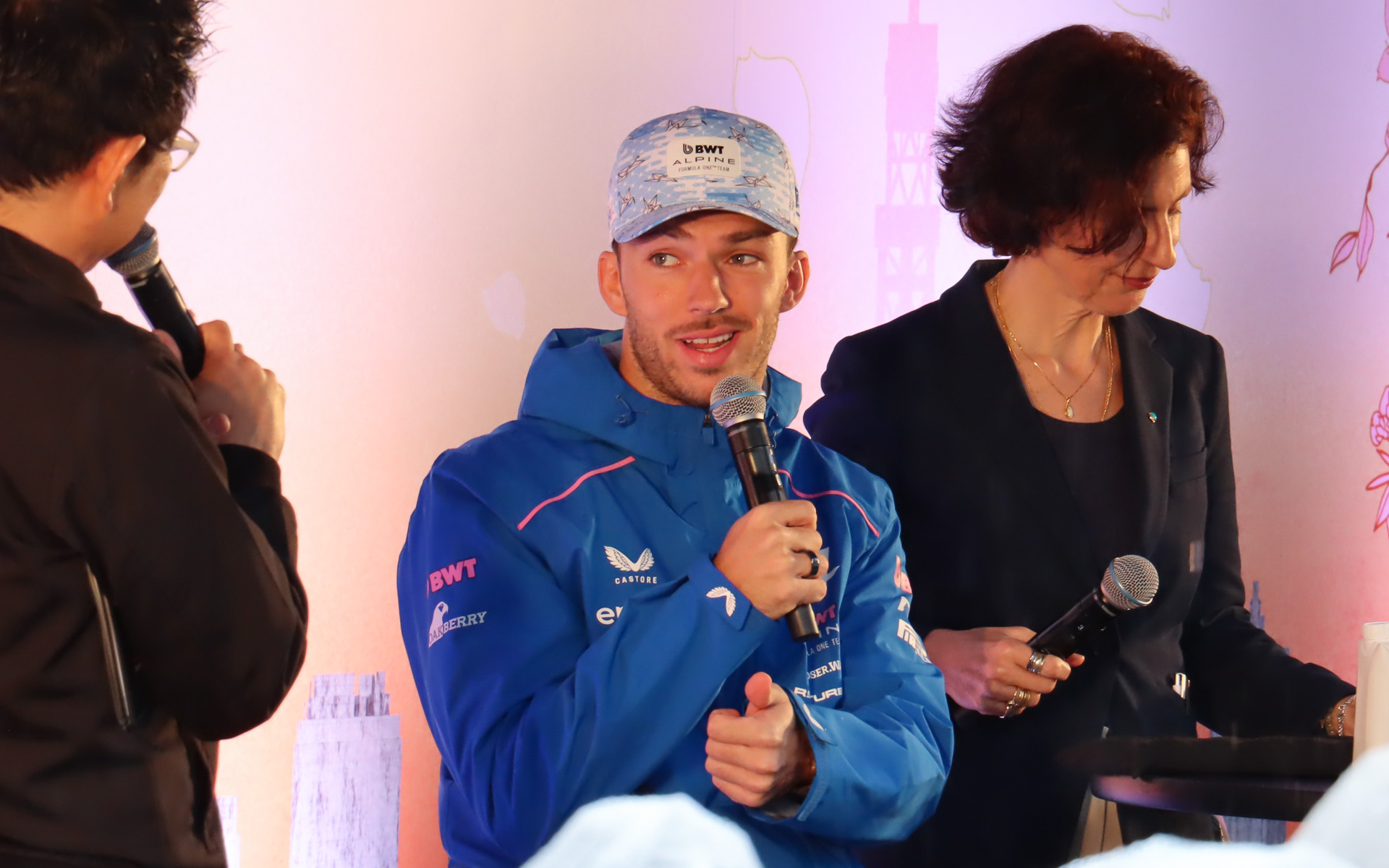 日本のファッションや初めて食べたラーメンの感想などを語るガスリー選手