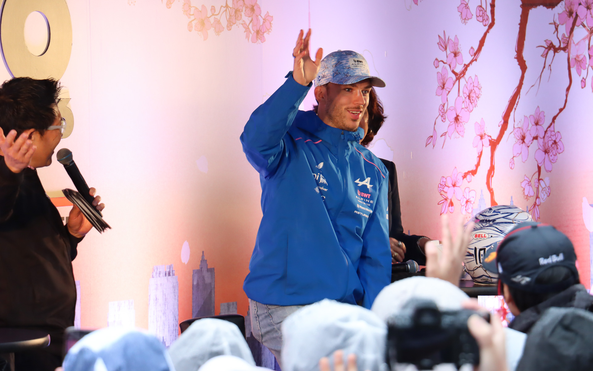 ガスリー選手は会場に集まった多くのファンに手を振りながらステージをあとにした