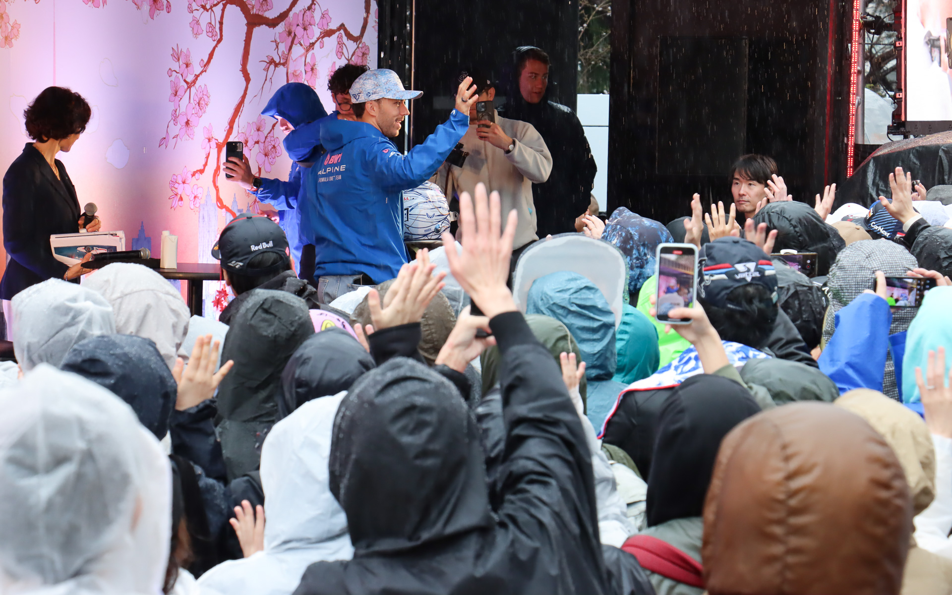 ガスリー選手は会場に集まった多くのファンに手を振りながらステージをあとにした