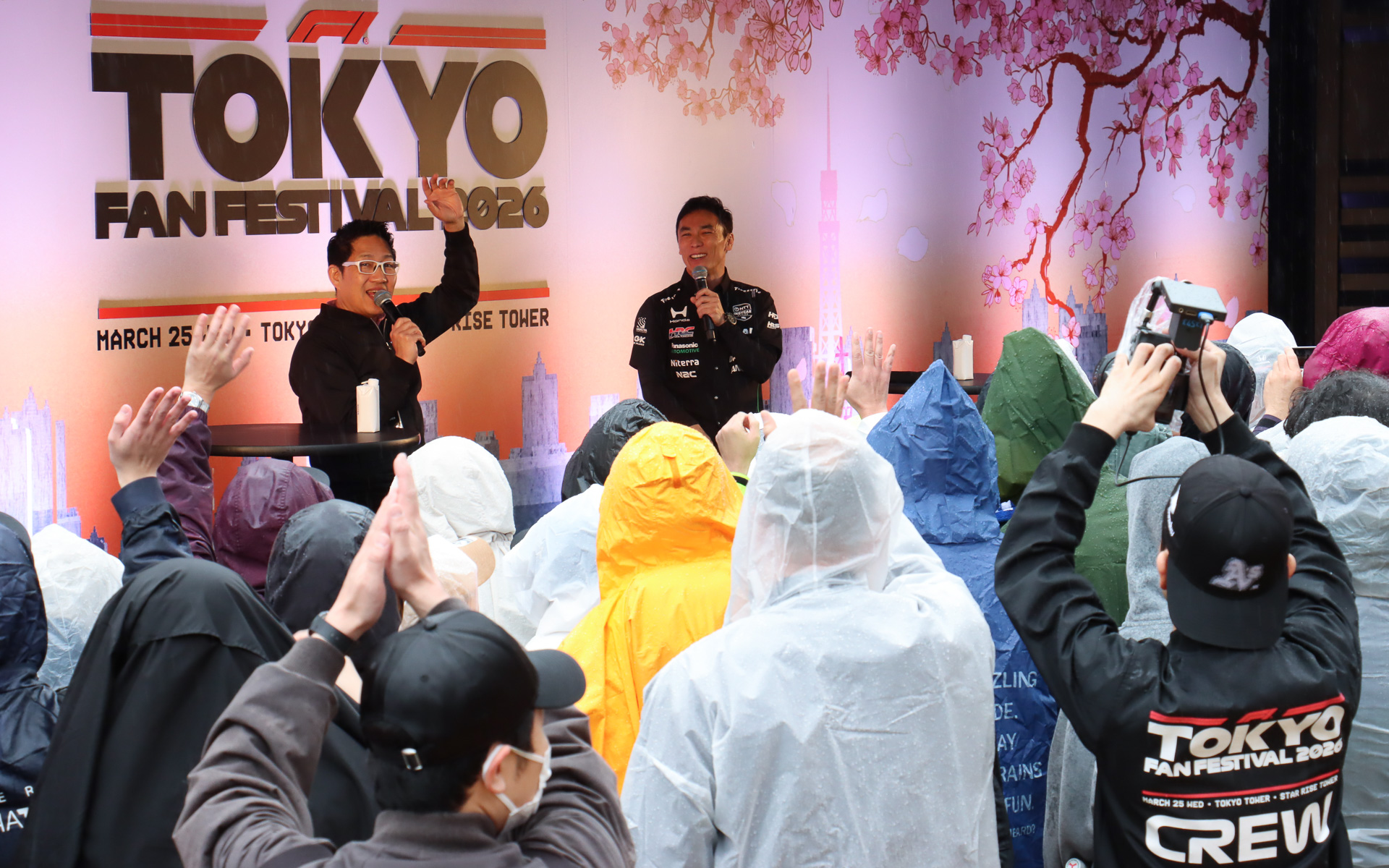 「黄色いジョーダンでF1デビューした当時から応援してるよ～という人、手を挙げて」というピエール北川氏の呼びかけに多くの手が挙がった