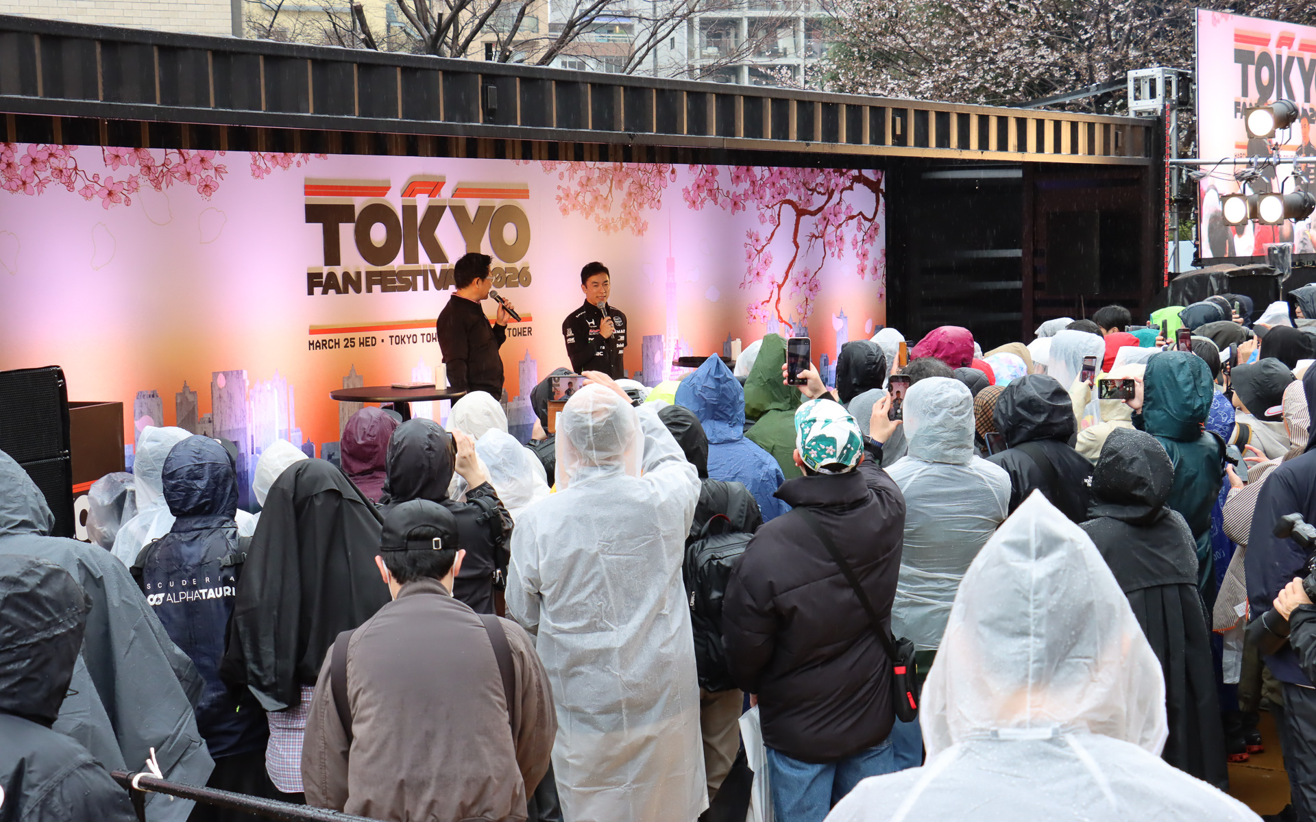 佐藤琢磨選手のトークショーはプログラムで最後の実施となったが、冷たい雨が降るなかでも多くのファンが集まった