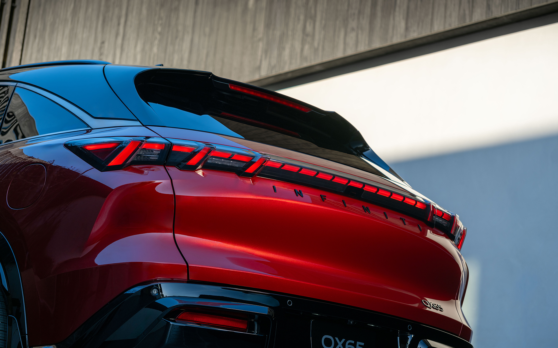 航空機の垂直尾翼にインスパイアされた縦基調のエレメントを備えたフルワイドLEDテールランプを採用