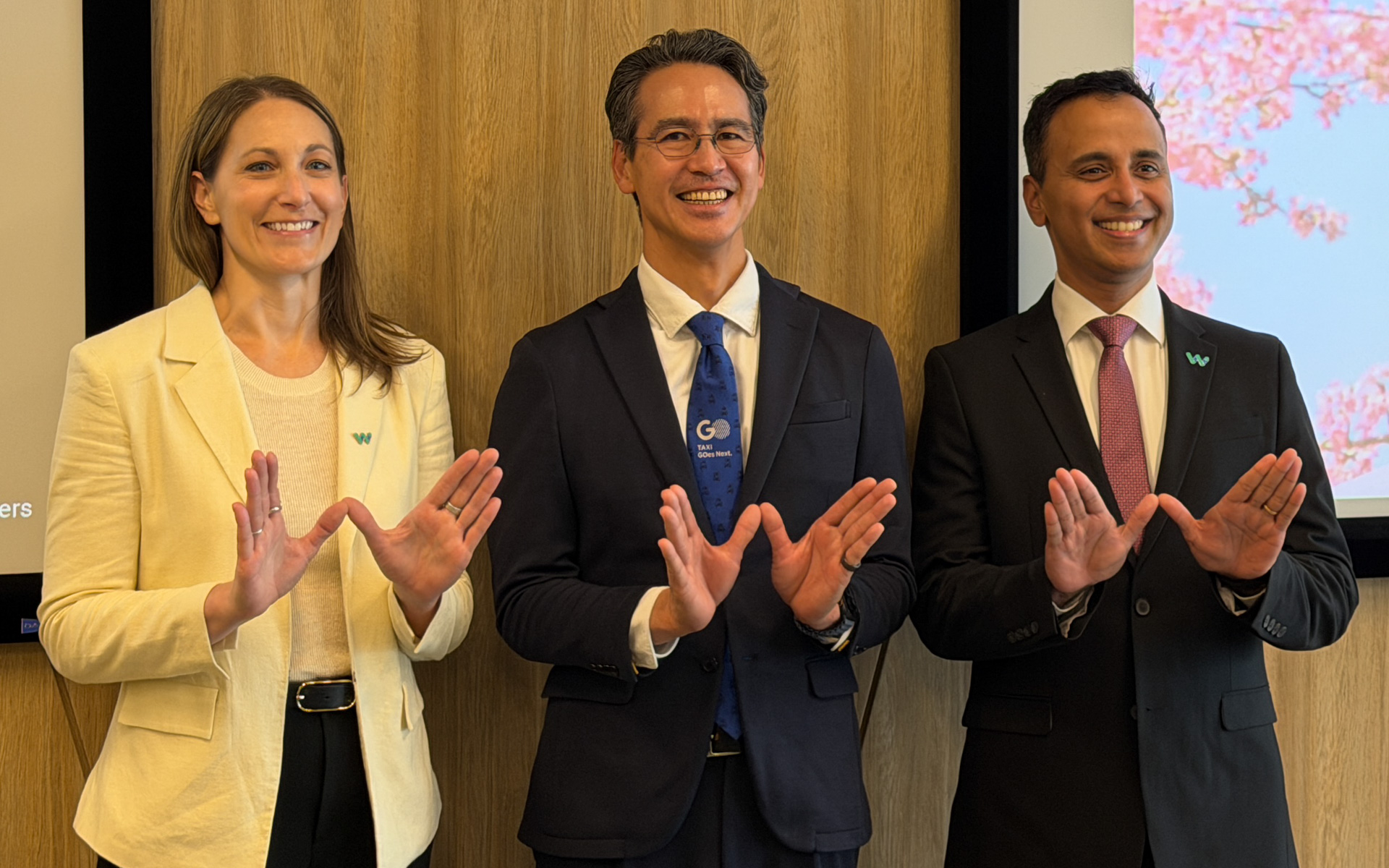 左からWaymoの事業開発と戦略パートナーシップ責任者を務めるニコール・ガベル氏、日本交通株式会社取締役でGO株式会社 代表取締役会長の川鍋一朗氏、Waymo Chief Product Officerのサシュワット・パニグラヒ氏