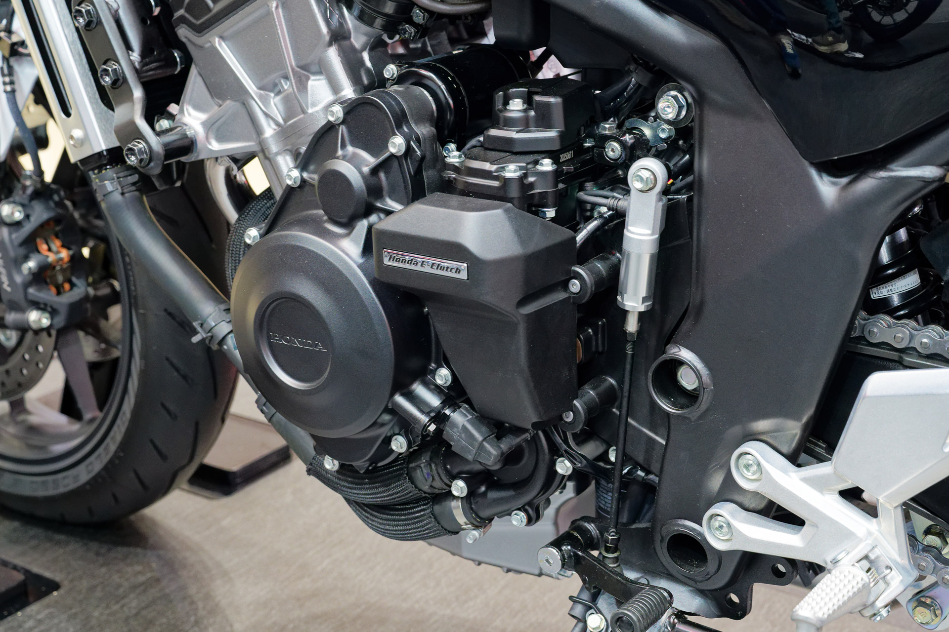 カバーには「E-Clutch」のロゴが刻まれている