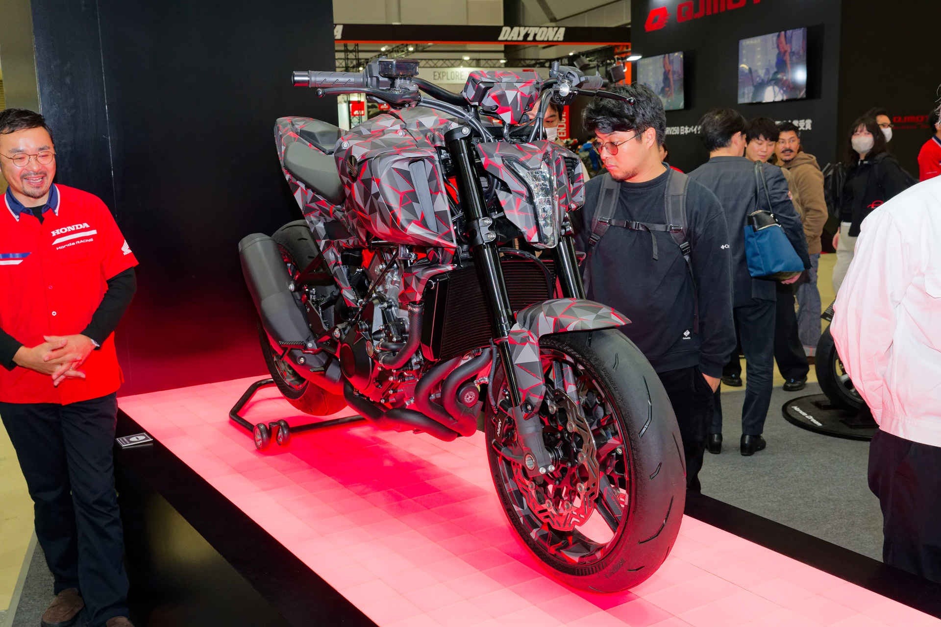 電子制御過給器とV型3気筒エンジンを搭載する「V3R 900 E-Compressor Prototype」