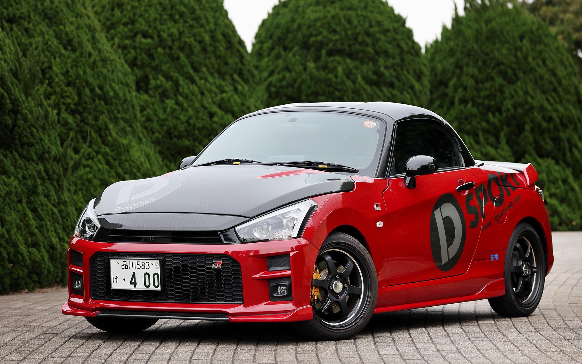 試乗車のコペンGR SPORTは、新作サスペンションキットのほかにもD-SPORTの「エアロボンネット」「フロントロアスカート」「サイドスカート」「ノーズガーニッシュ（フルカーボン）」「RGスポイラー（カーボン＋FRP）」「エアロワイパーブレード」「レインドリップモール」「トランクスポイラー（CFRP）」などを装着