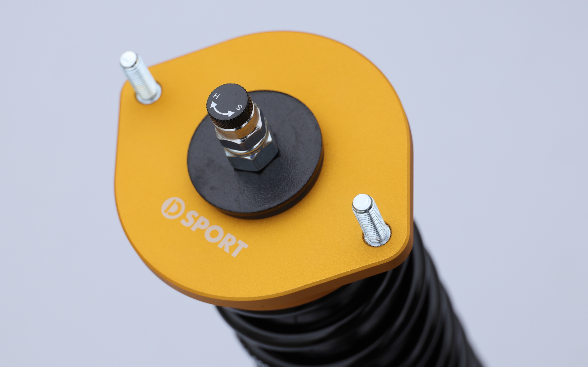 減衰力調整は前後とも36段あり、自分好みの乗り味にセットできる