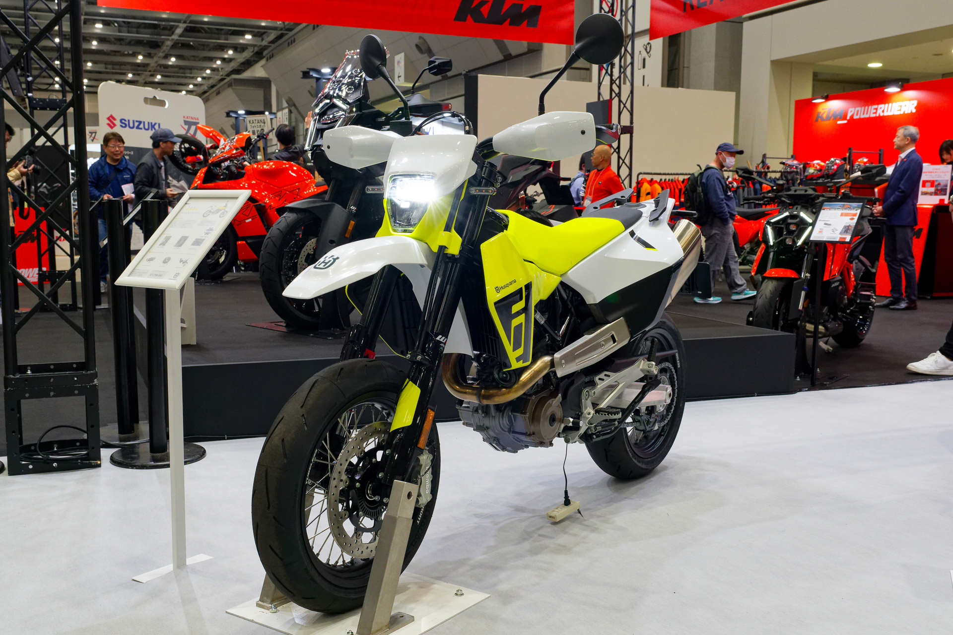 傘下のHusqvarnaブランドのモデルも展示。「Husqvarna 701 Supermoto」も国内初披露