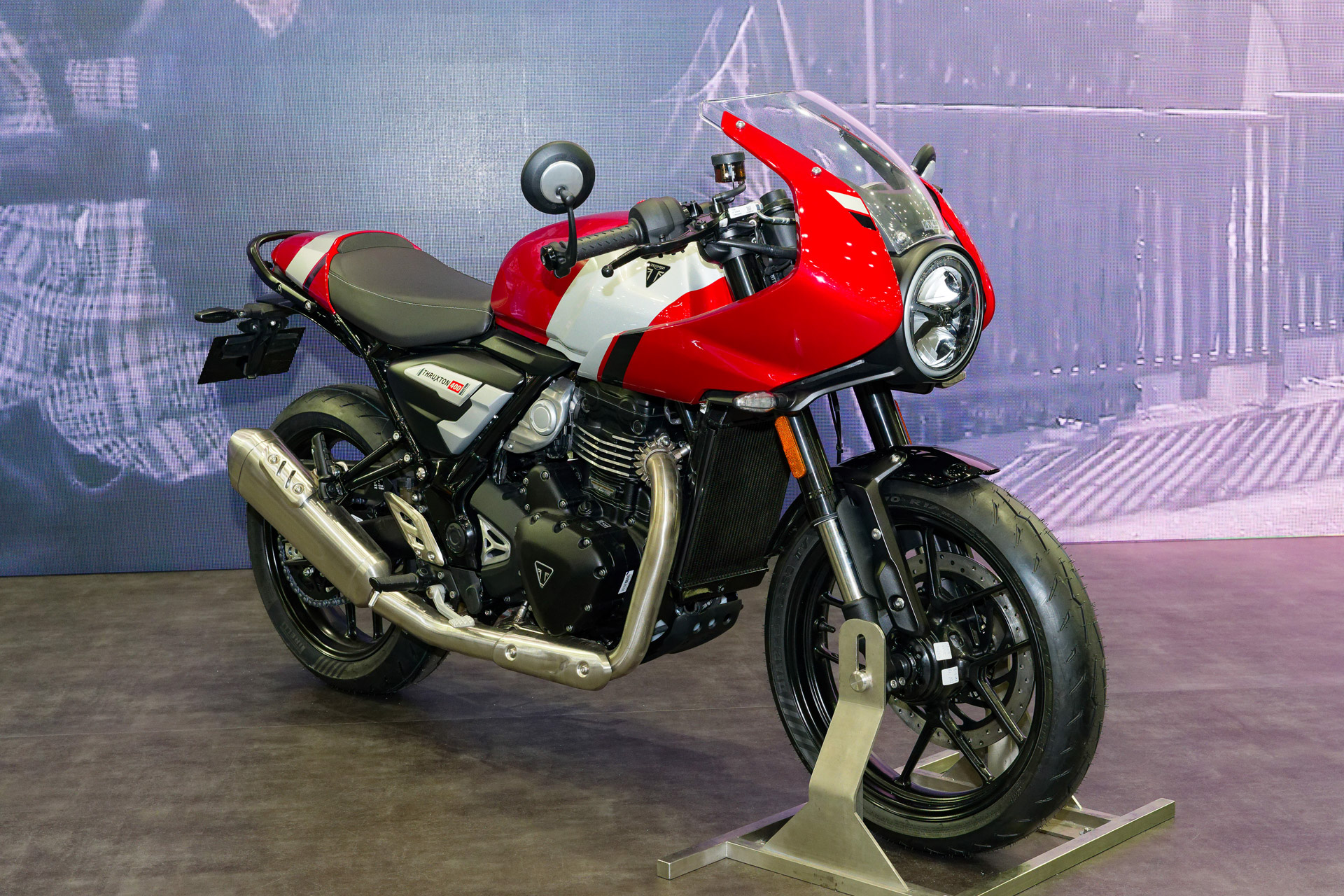 「Thruxton 400」。価格は84万9900円