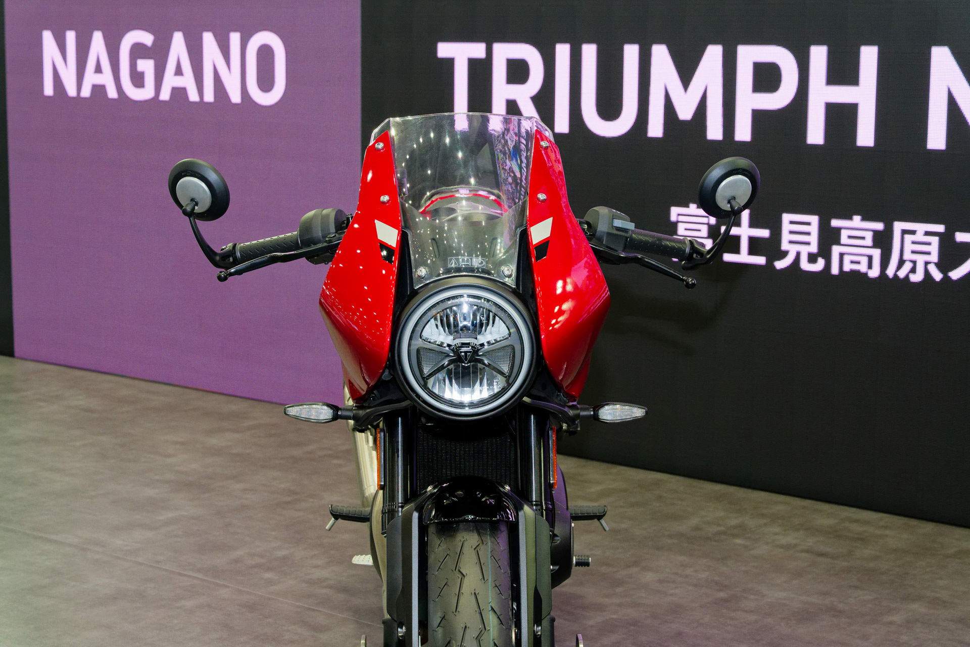 「Thruxton 400」。価格は84万9900円