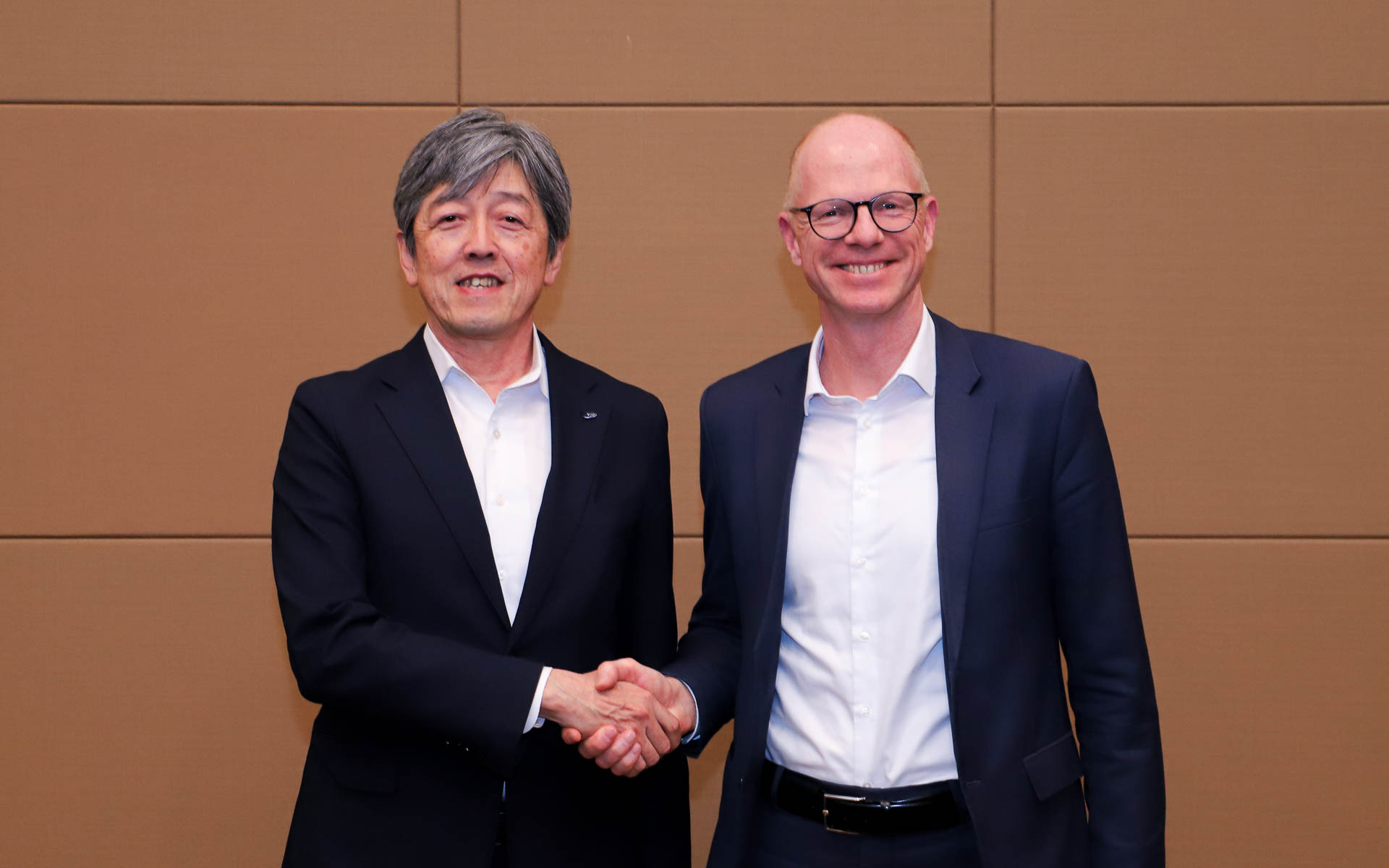 スバルとインフィニオンが協業についての説明会を開催。株式会社SUBARUから柴田英司氏（左）と、インフィニオン テクノロジーズAGからピーター・シェイファー氏が登壇