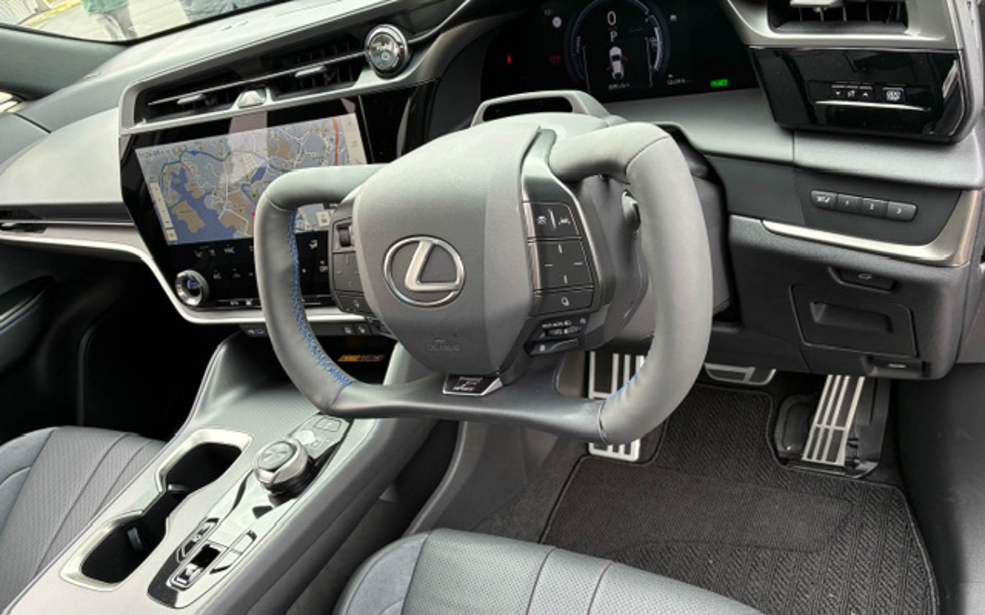 ギヤ比を自在に設定できるので、翼型ハンドルは小径でスペースを取らない。乗る前に緊張はすぐに解消されて、乗ると面白かった