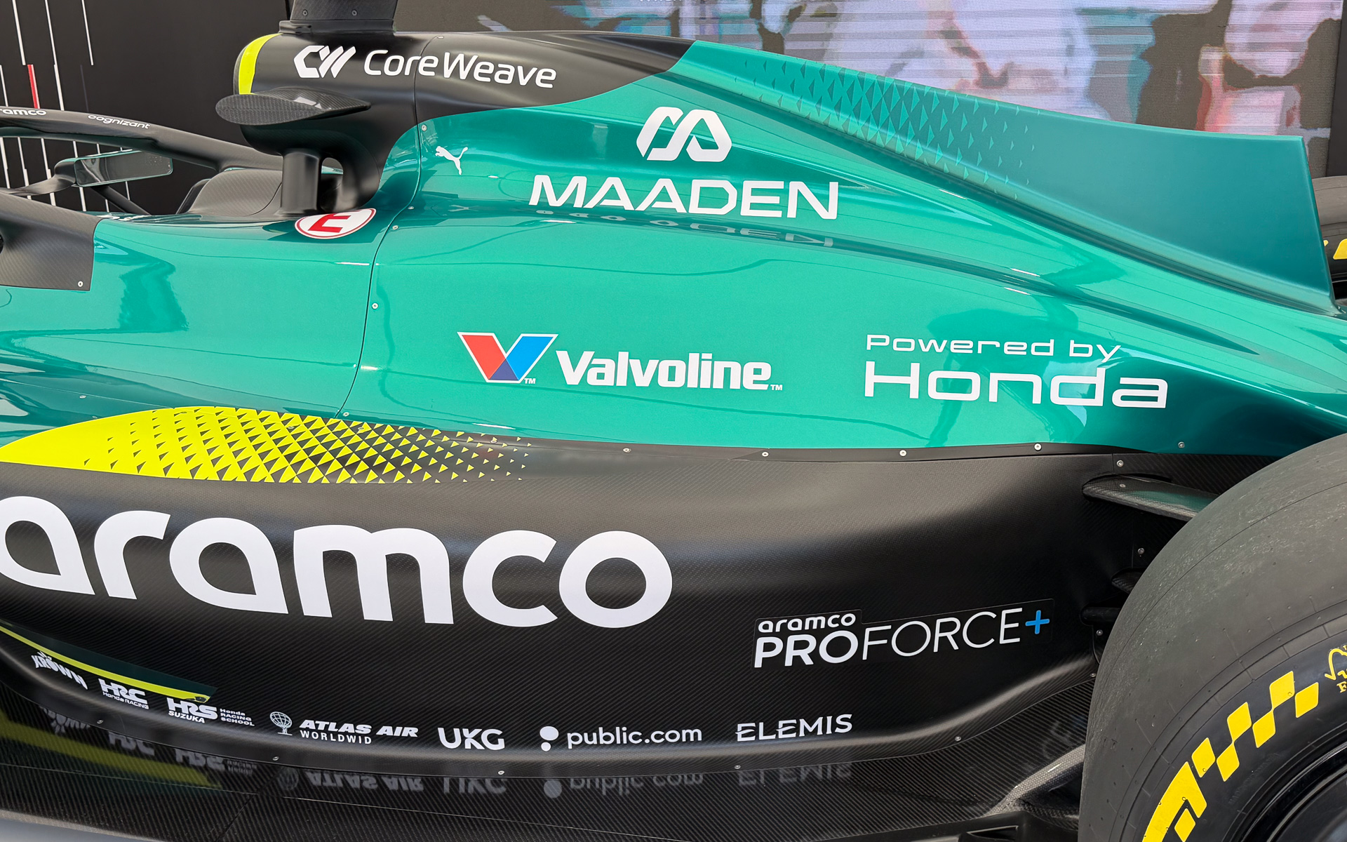 Hondaロゴはこの位置に