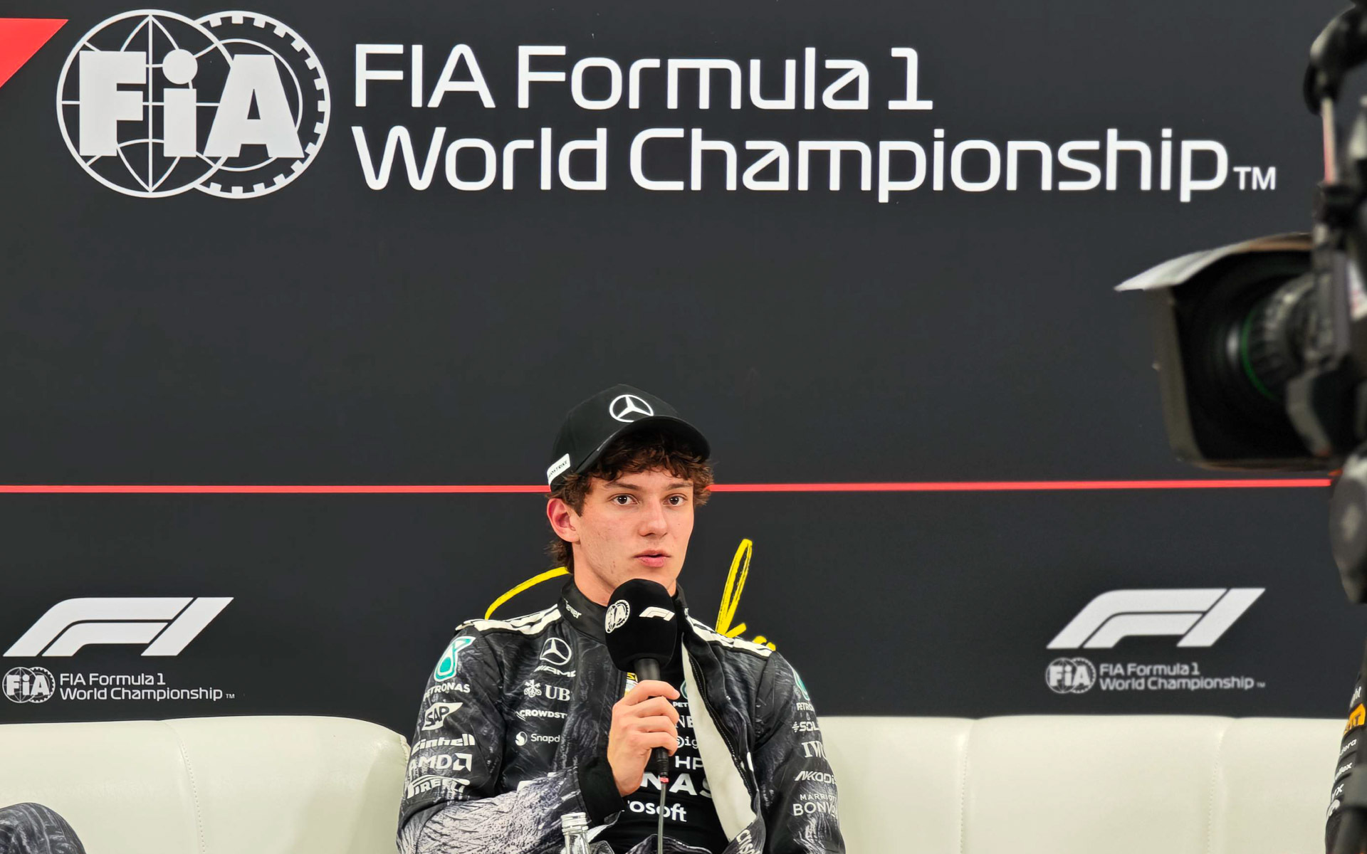 ポールポジションを獲得したキミ・アントネッリ選手（予選後の記者会見での様子）