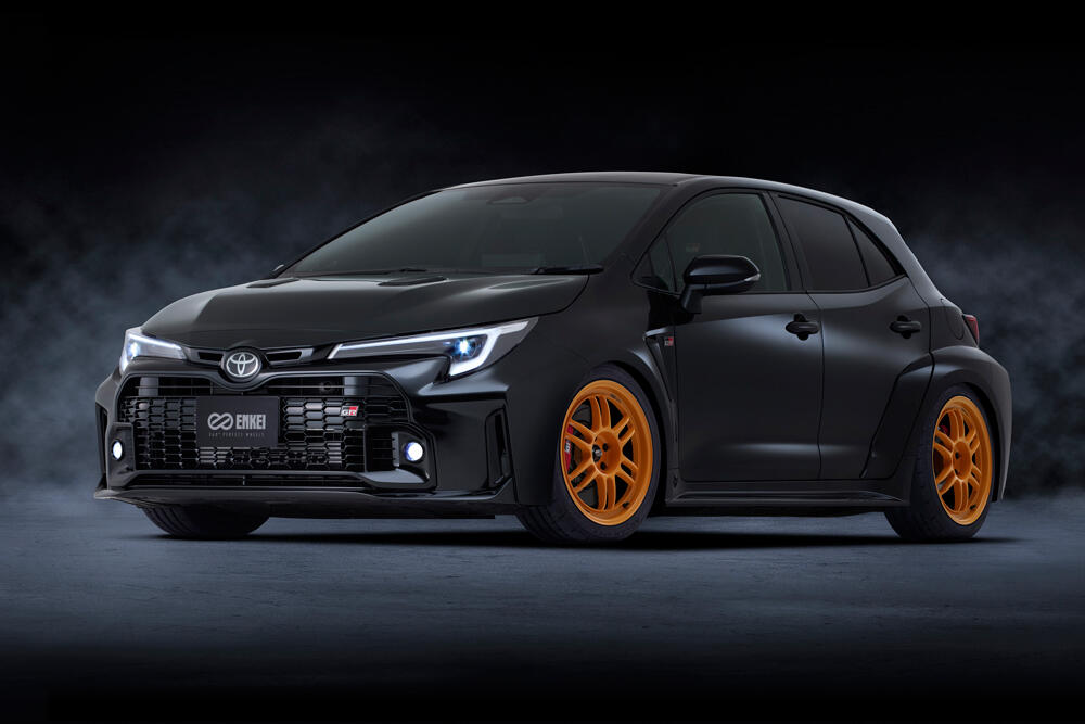 「Papaya Yellow × Black Sticker」装着イメージ