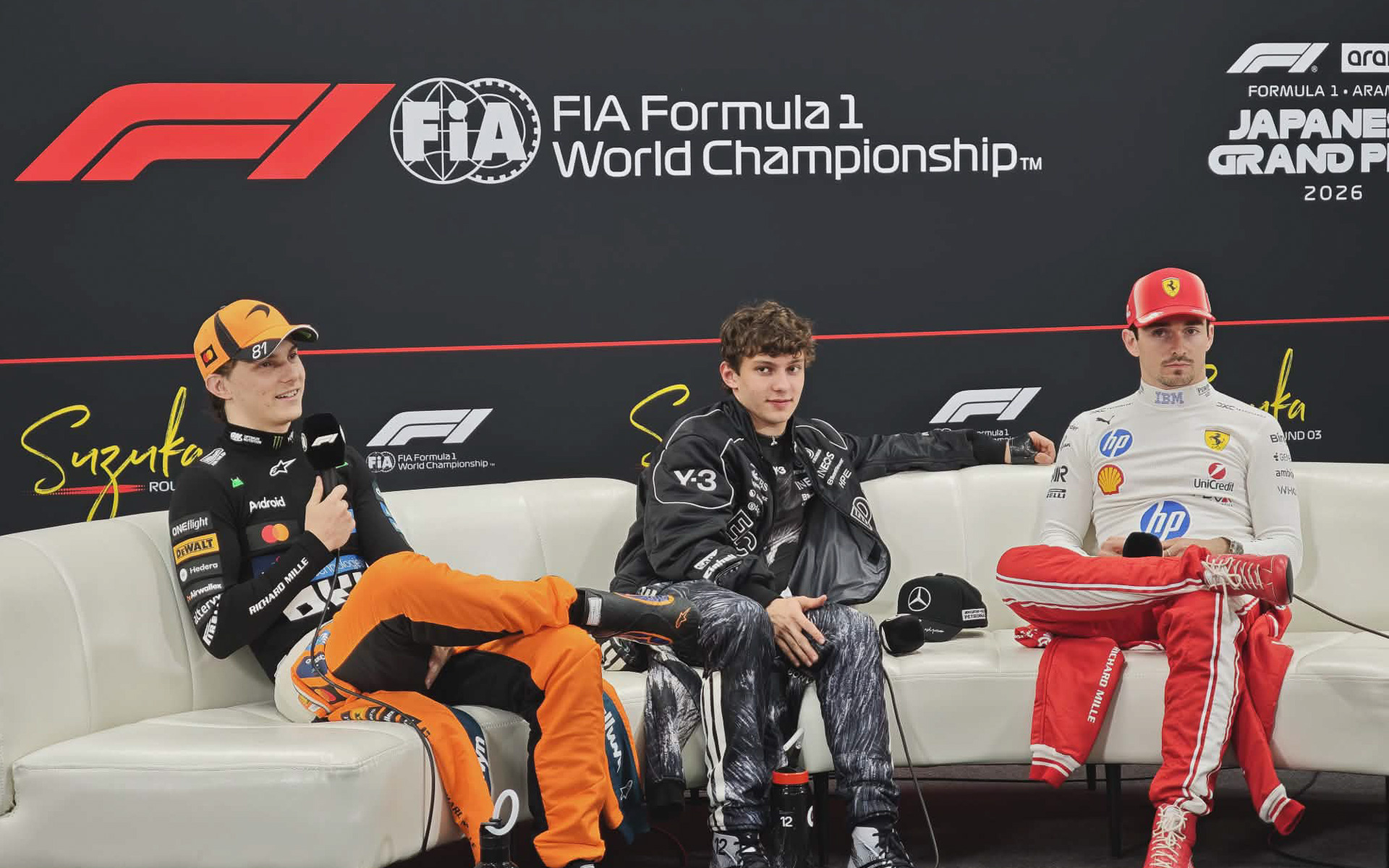 トップ3記者会見。中央が優勝したキミ・アントネッリ選手、左が2位のオスカー・ピアストリ選手、右が3位のシャルル・ルクレール選手