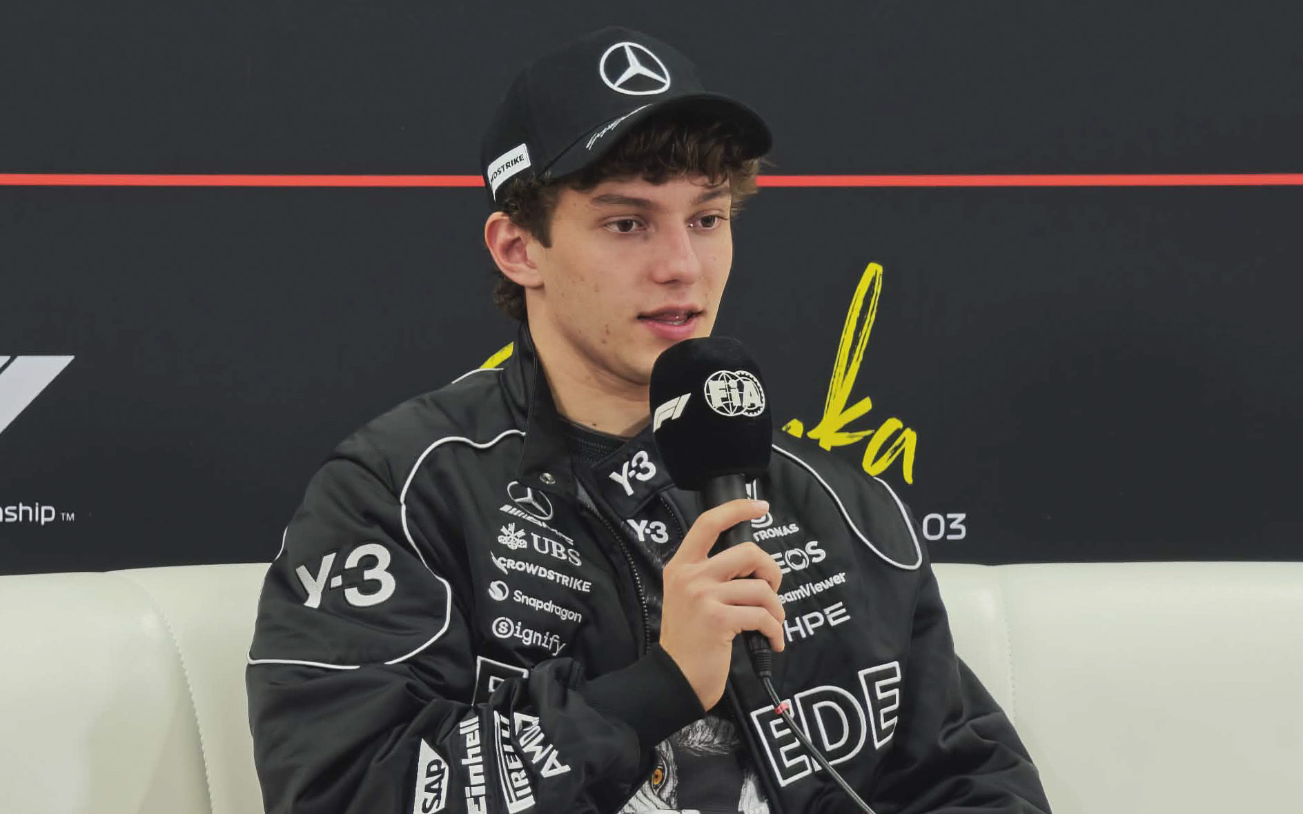 優勝後の記者会見で質問に答えるキミ・アントネッリ選手。2戦連続優勝で、史上最年少ポイントリーダーになった