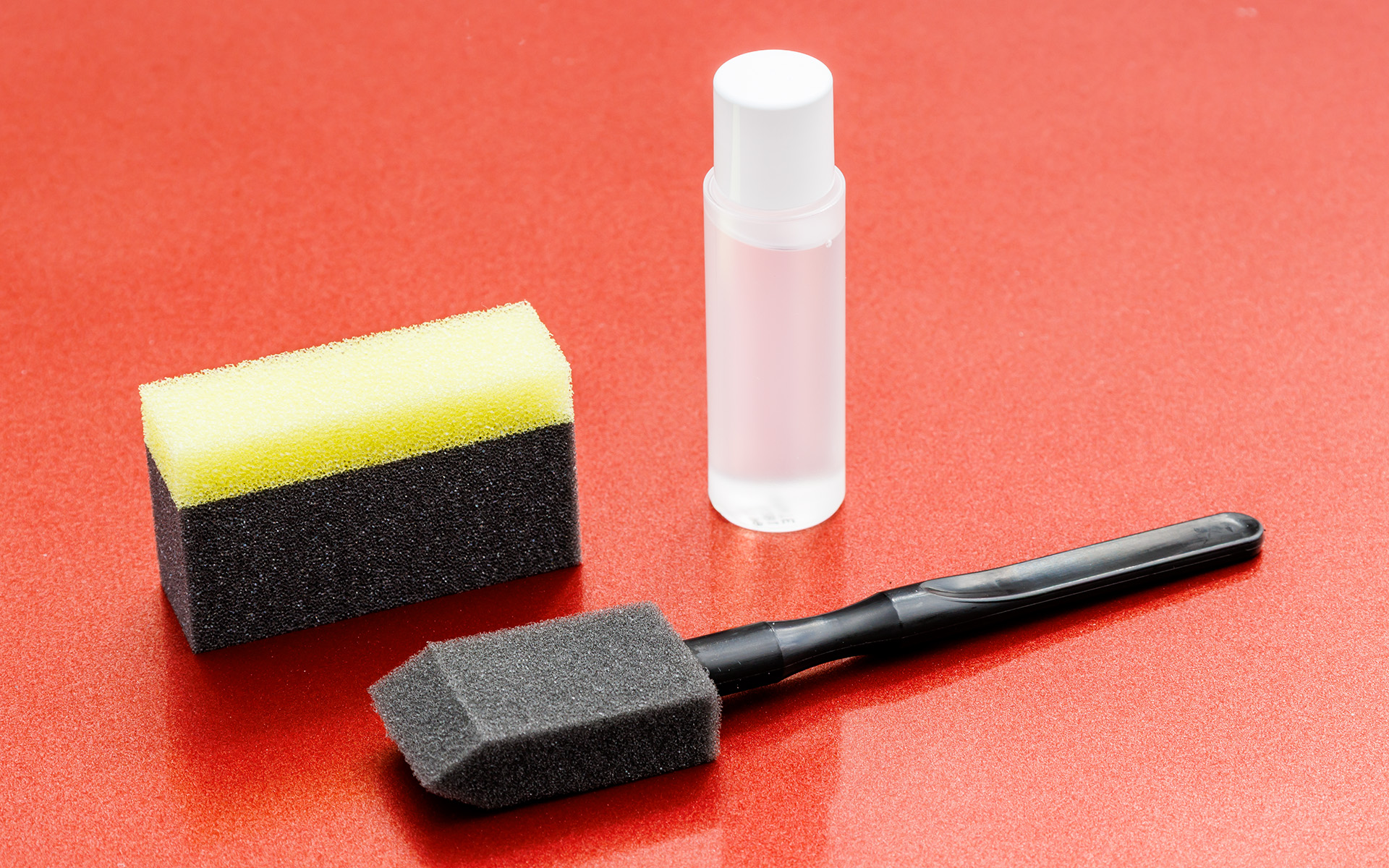 14mlと大容量のコーティング剤と2種のスポンジ、加えて写っていないが拭き上げ用クロスが付属する